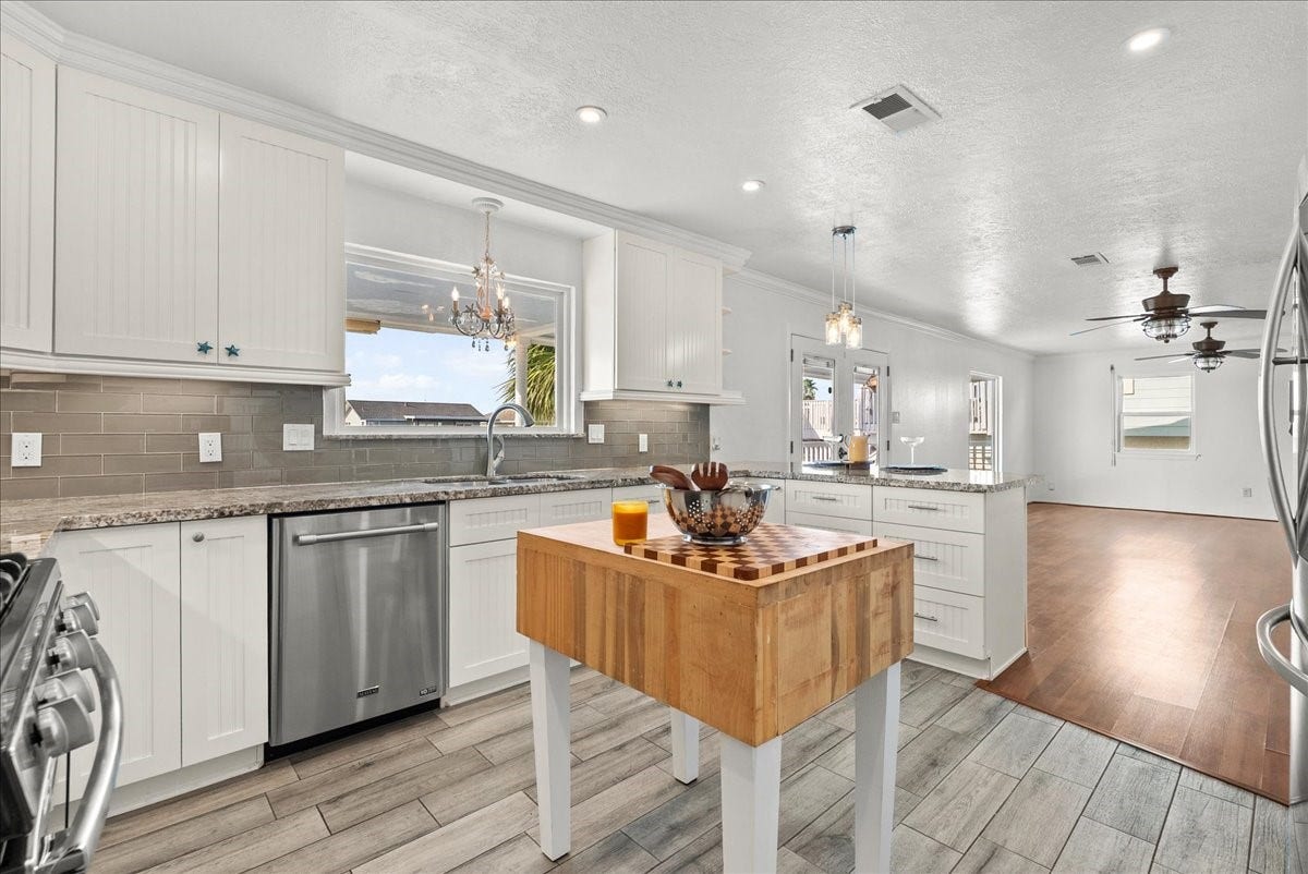 1172 Sailfish Street, Hitchcock, TX 77563 1172 Sailfish Street, Hitchcock, TX 77563