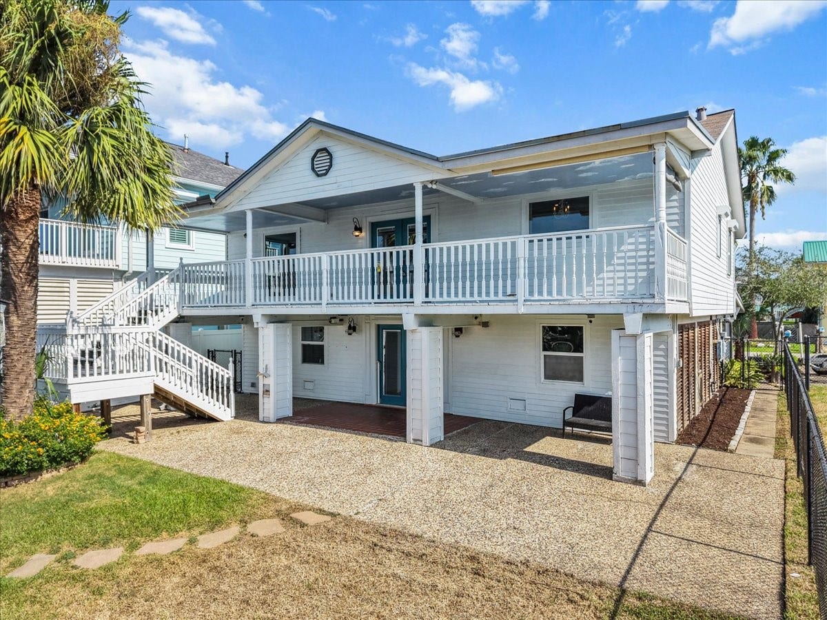 1172 Sailfish Street, Hitchcock, TX 77563 Welcome to 1172 Sailfish Street!