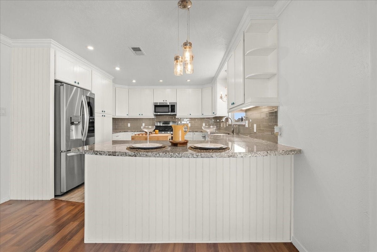 1172 Sailfish Street, Hitchcock, TX 77563 Breakfast Bar