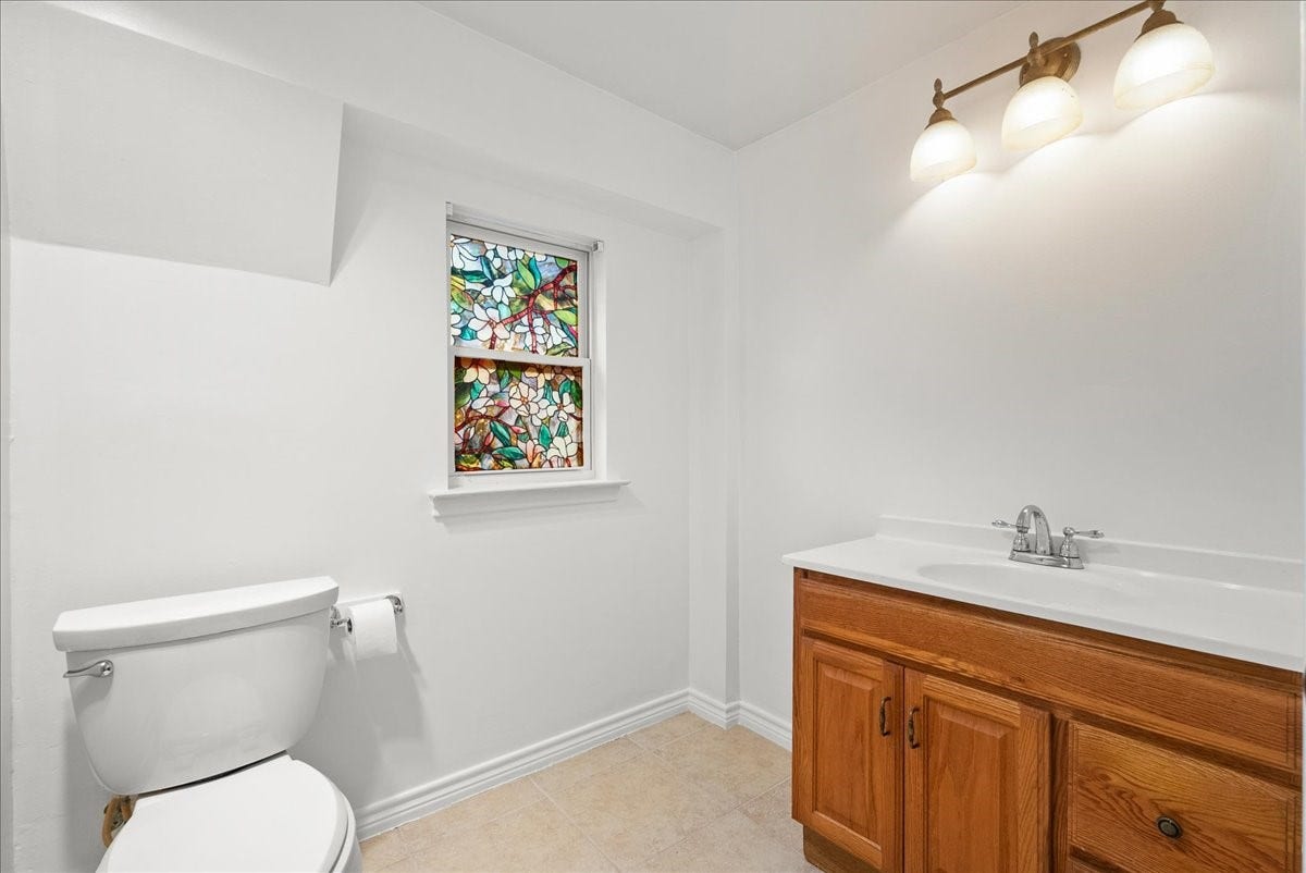 1172 Sailfish Street, Hitchcock, TX 77563 Downstairs bathroom