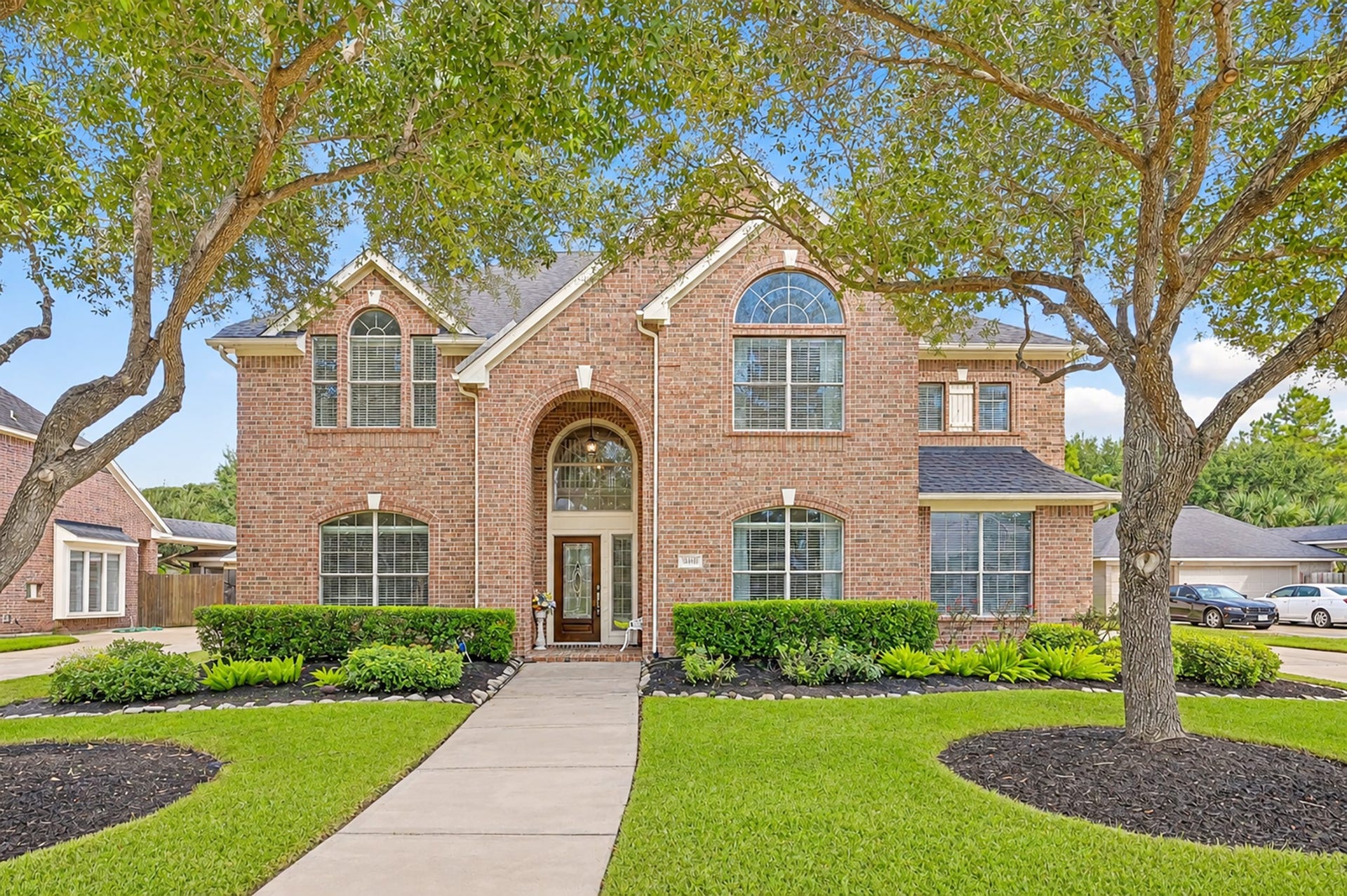 Beautifully maintained curb appeal.
