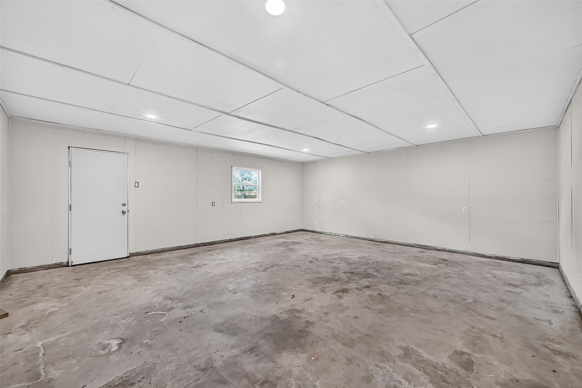 1302 Appomattox Drive, Texas City, TX 77591 Inside of flex space