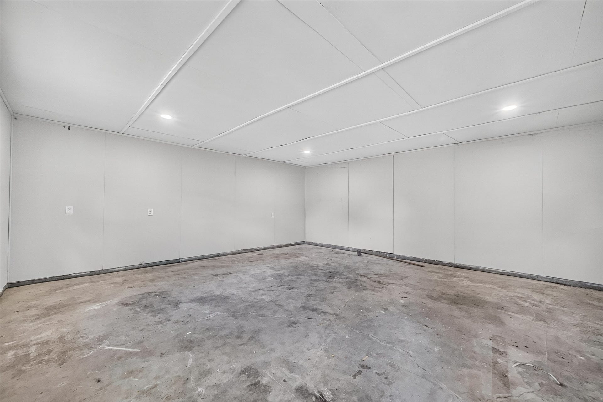 1302 Appomattox Drive, Texas City, TX 77591 Inside of flex space