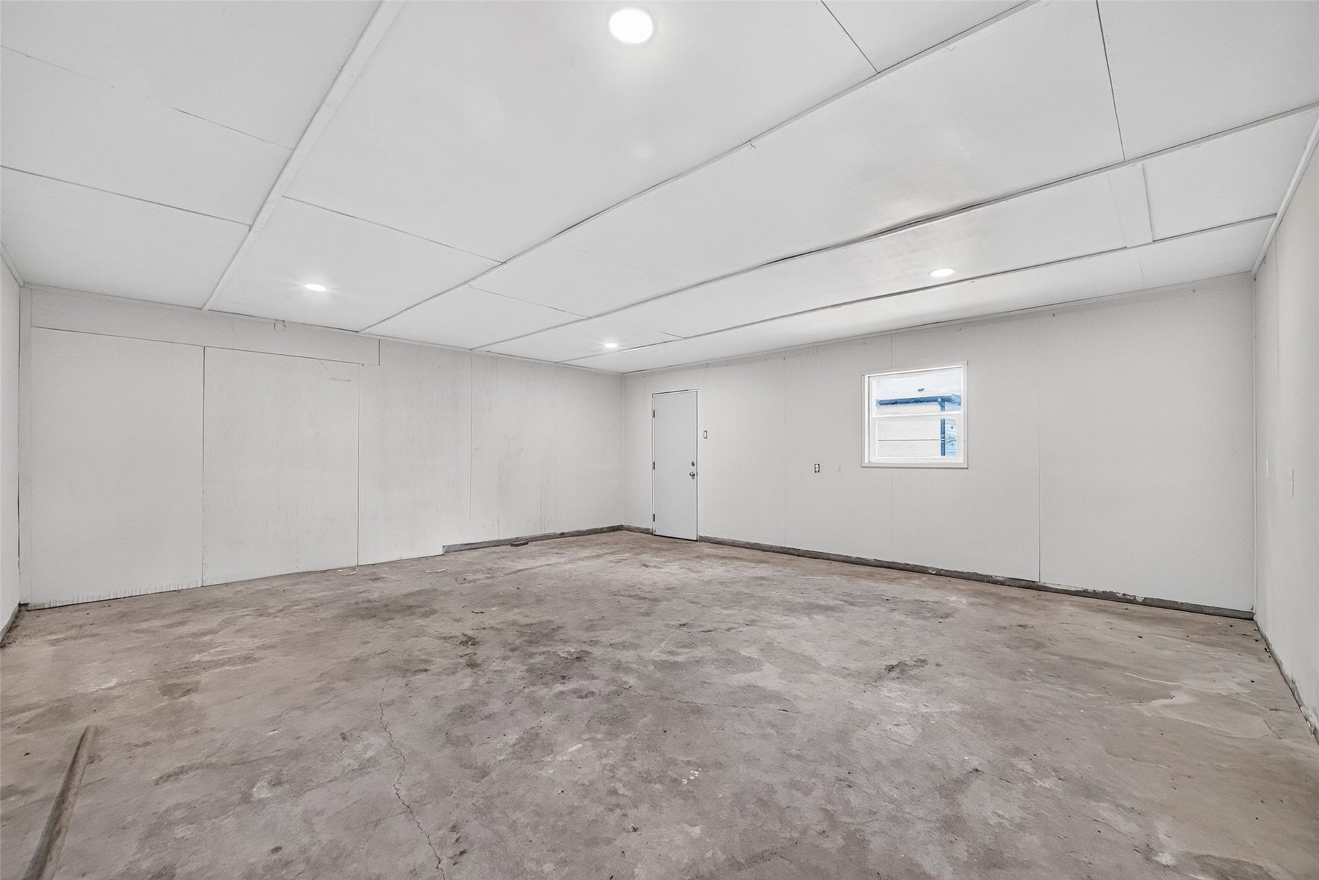 1302 Appomattox Drive, Texas City, TX 77591 Flex space virtually staged as an exercise room