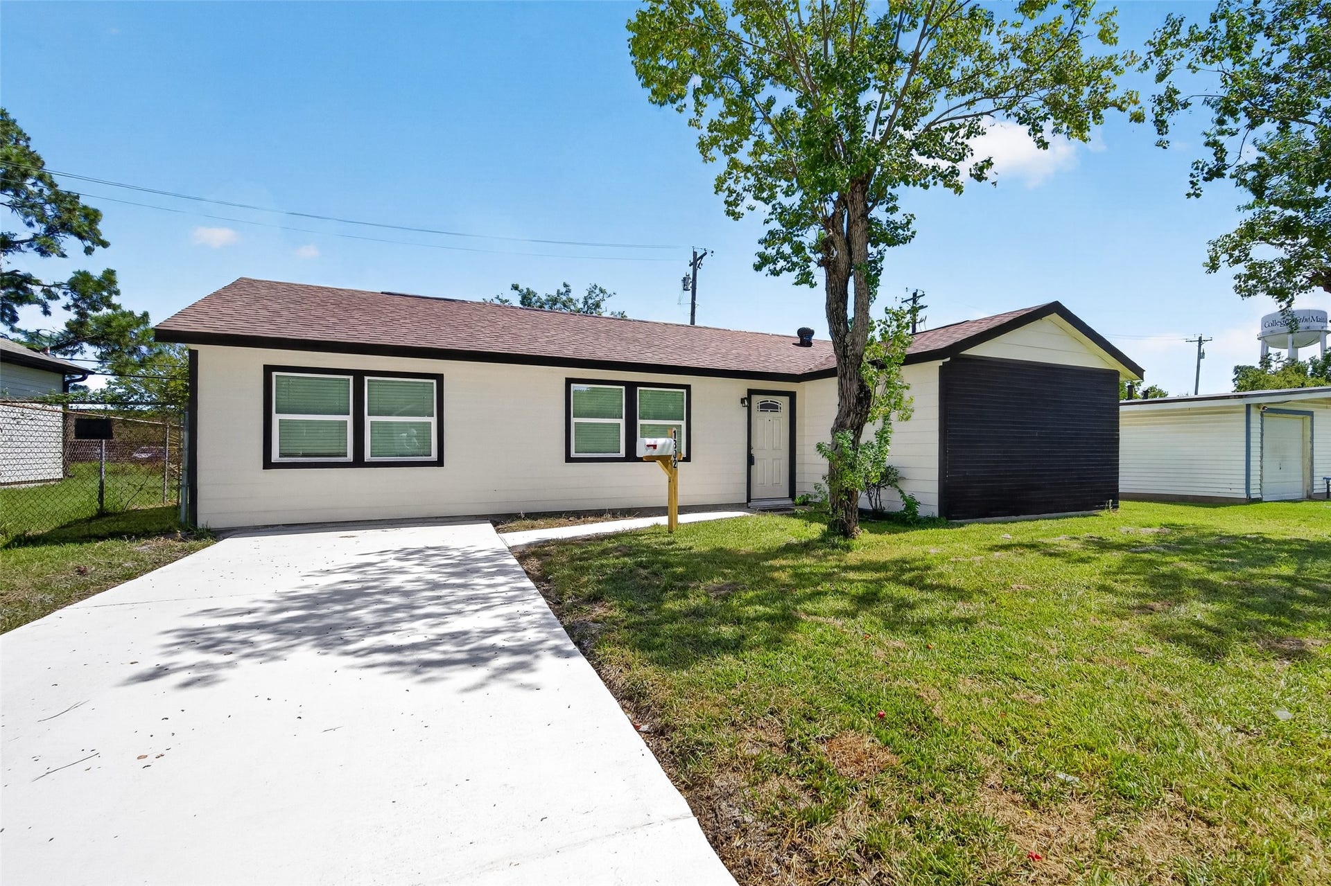 1302 Appomattox Drive, Texas City, TX 77591 Newly poured extended driveway