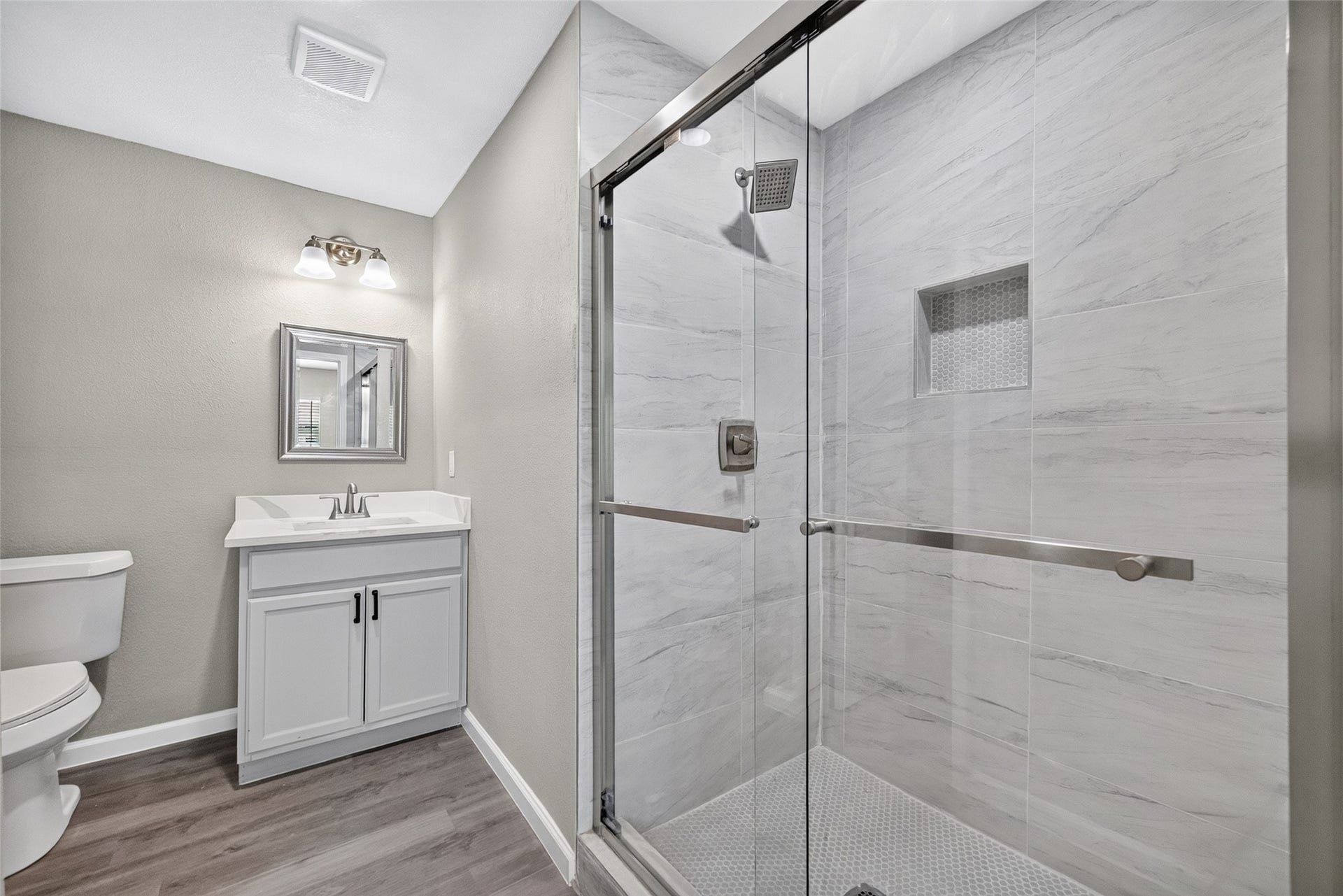 1302 Appomattox Drive, Texas City, TX 77591 Primary bathroom with super shower