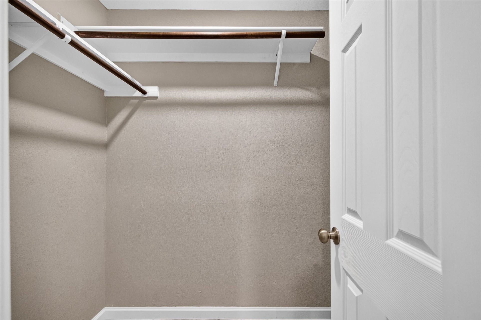 1302 Appomattox Drive, Texas City, TX 77591 Closet in primary bathroom