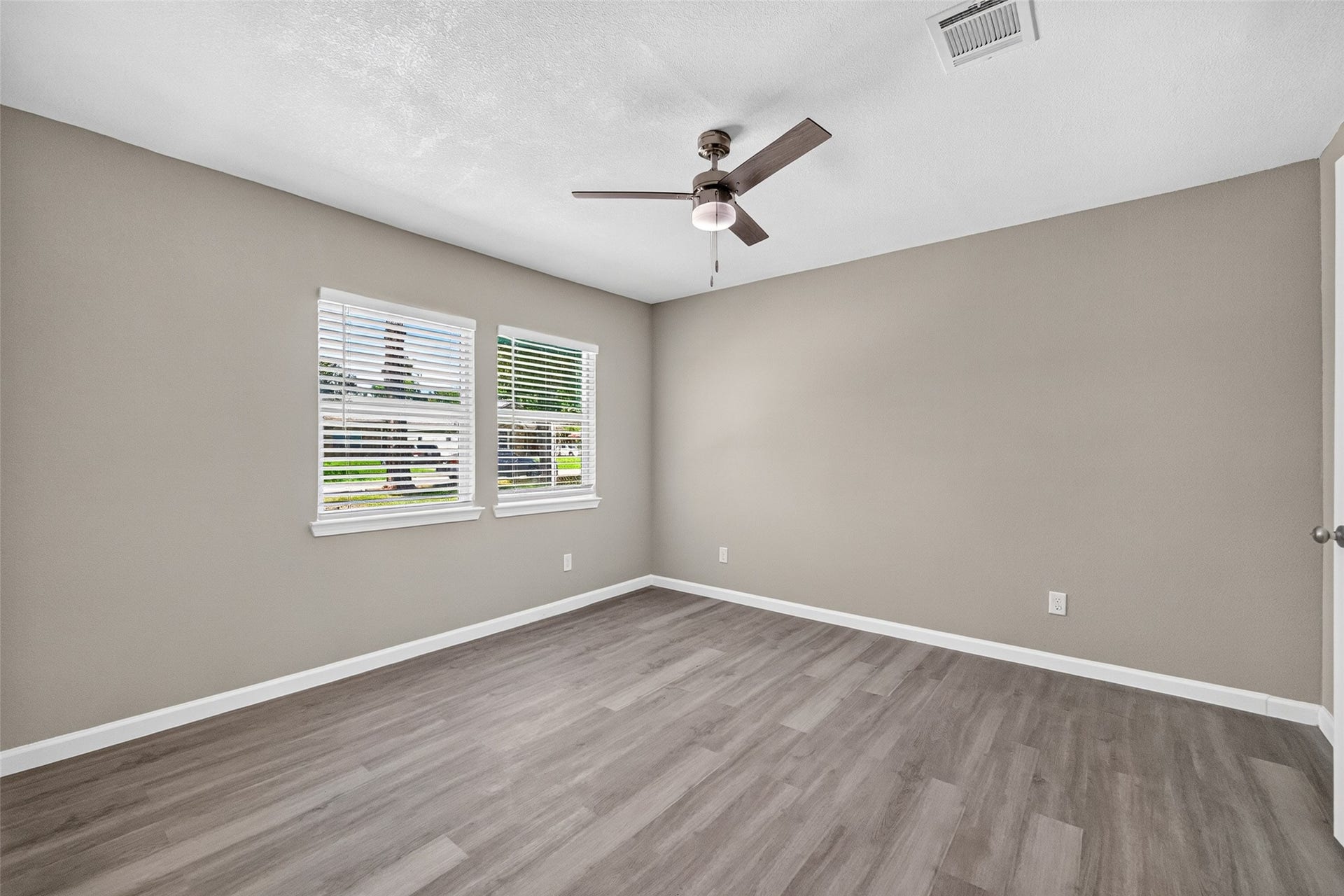 1302 Appomattox Drive, Texas City, TX 77591 Primary bedroom with ceiling fan