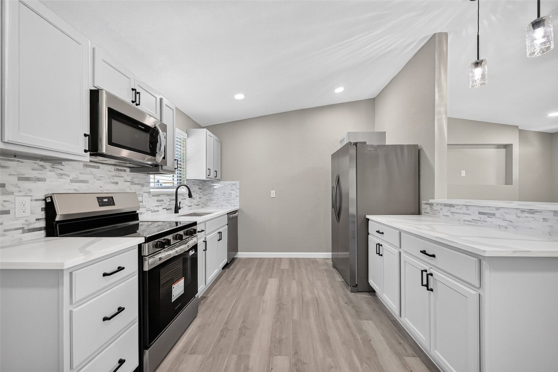 1302 Appomattox Drive, Texas City, TX 77591 Kitchen with recessed lights
