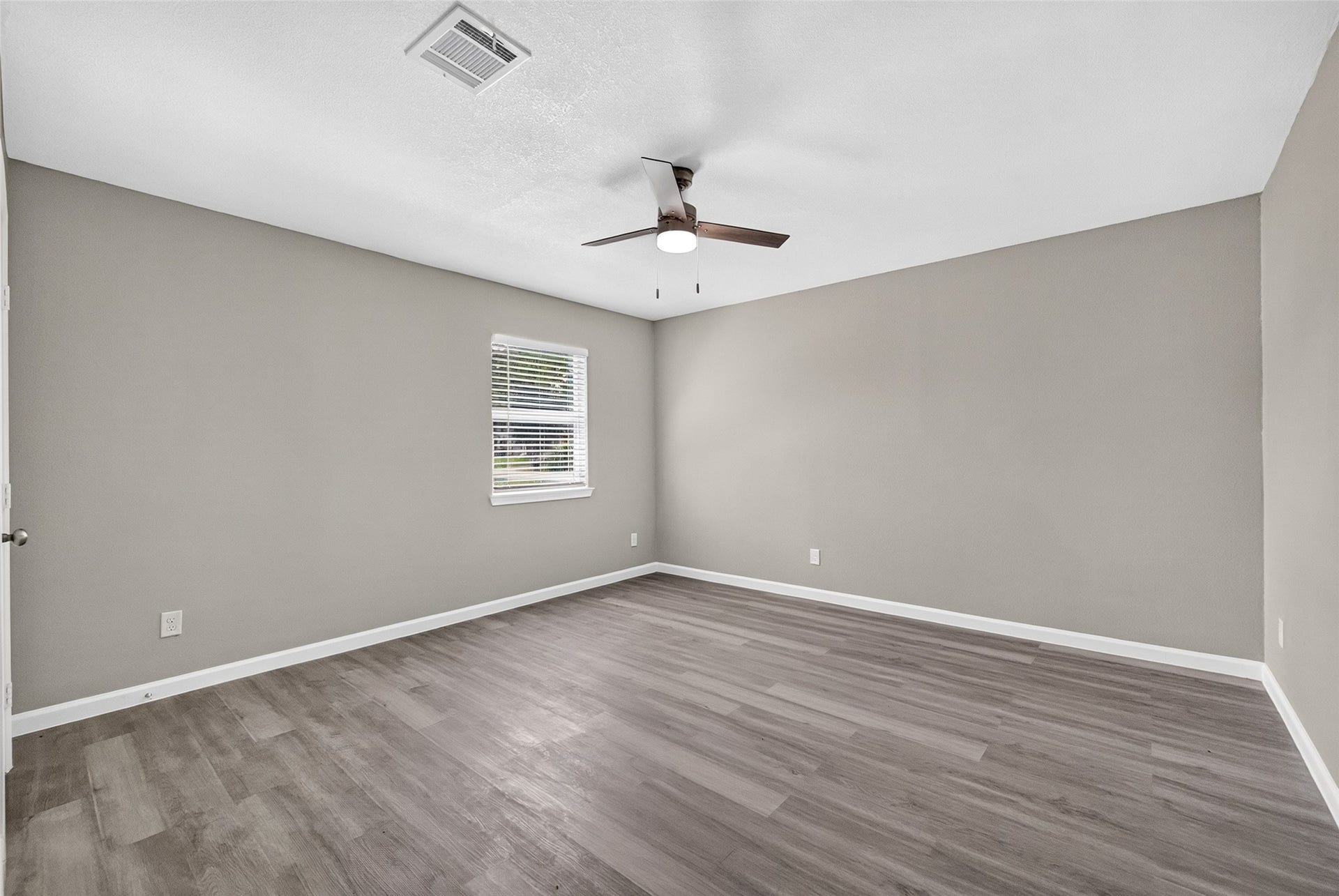 1302 Appomattox Drive, Texas City, TX 77591 Huge bedroom 3 with ceiling fan