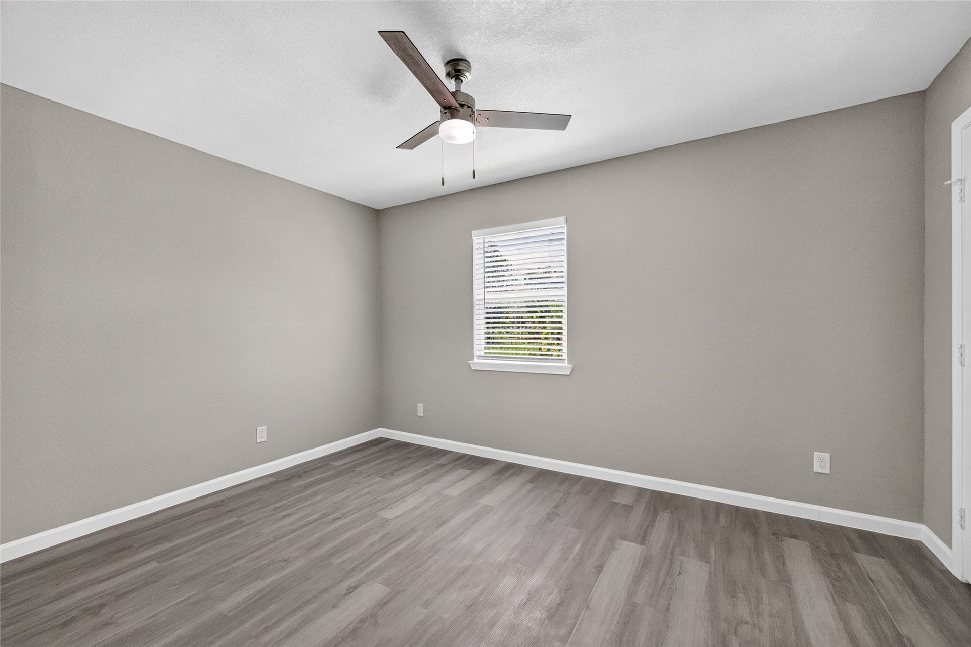 1302 Appomattox Drive, Texas City, TX 77591 Huge Bedroom 2 with ceiling fan