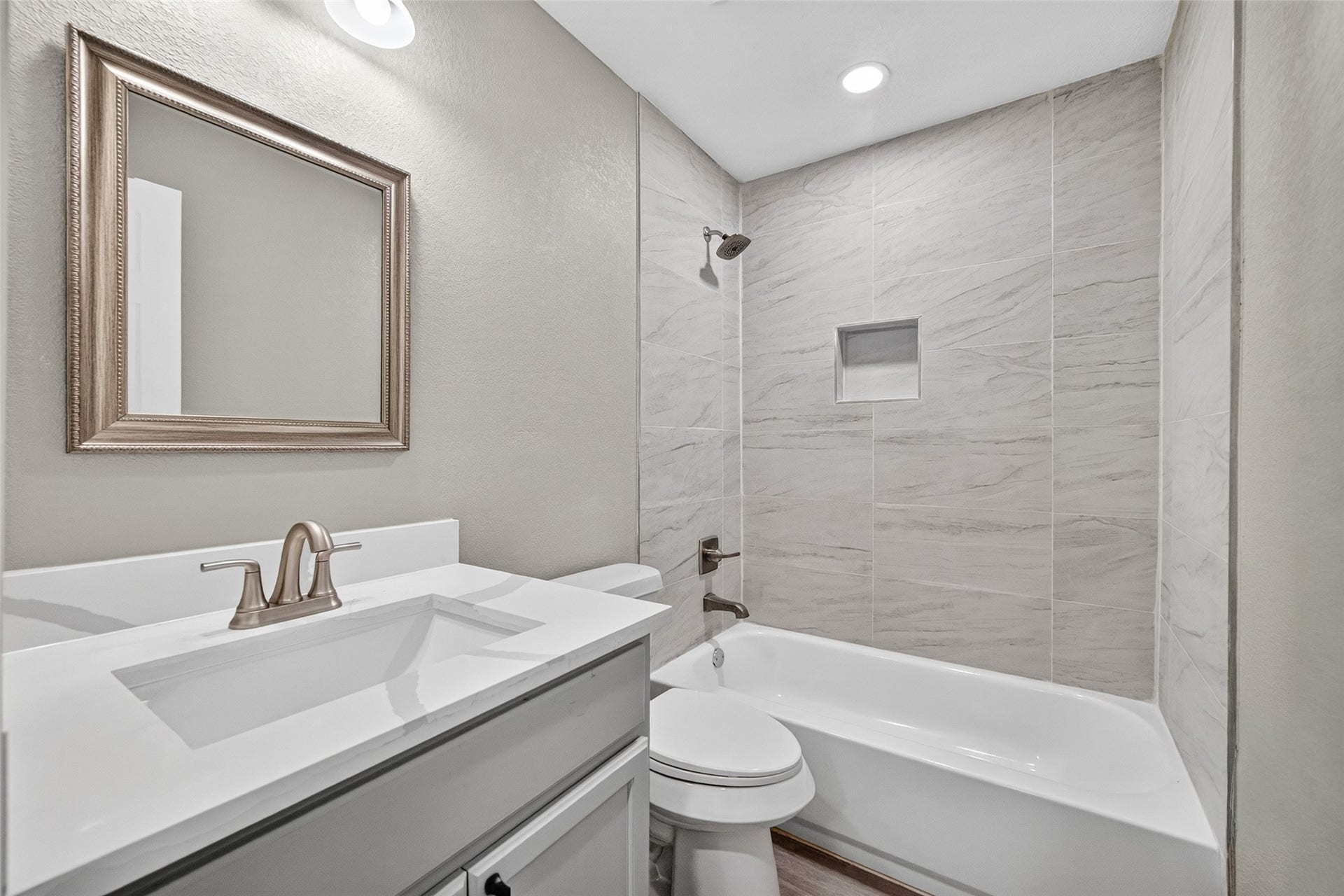 1302 Appomattox Drive, Texas City, TX 77591 Guest bathroom