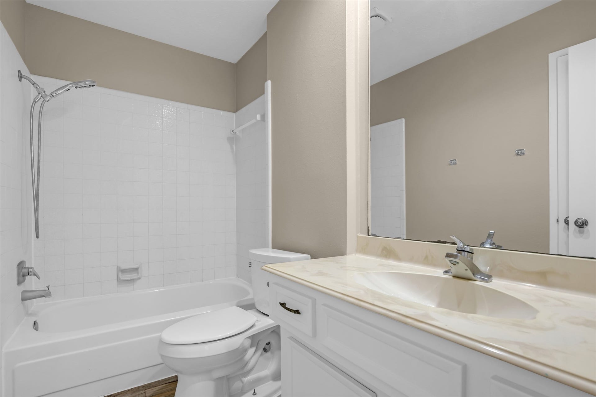 11827 Brook Meadows Lane, Meadows Place, TX 77477 Second full bath with shower/tub combination
