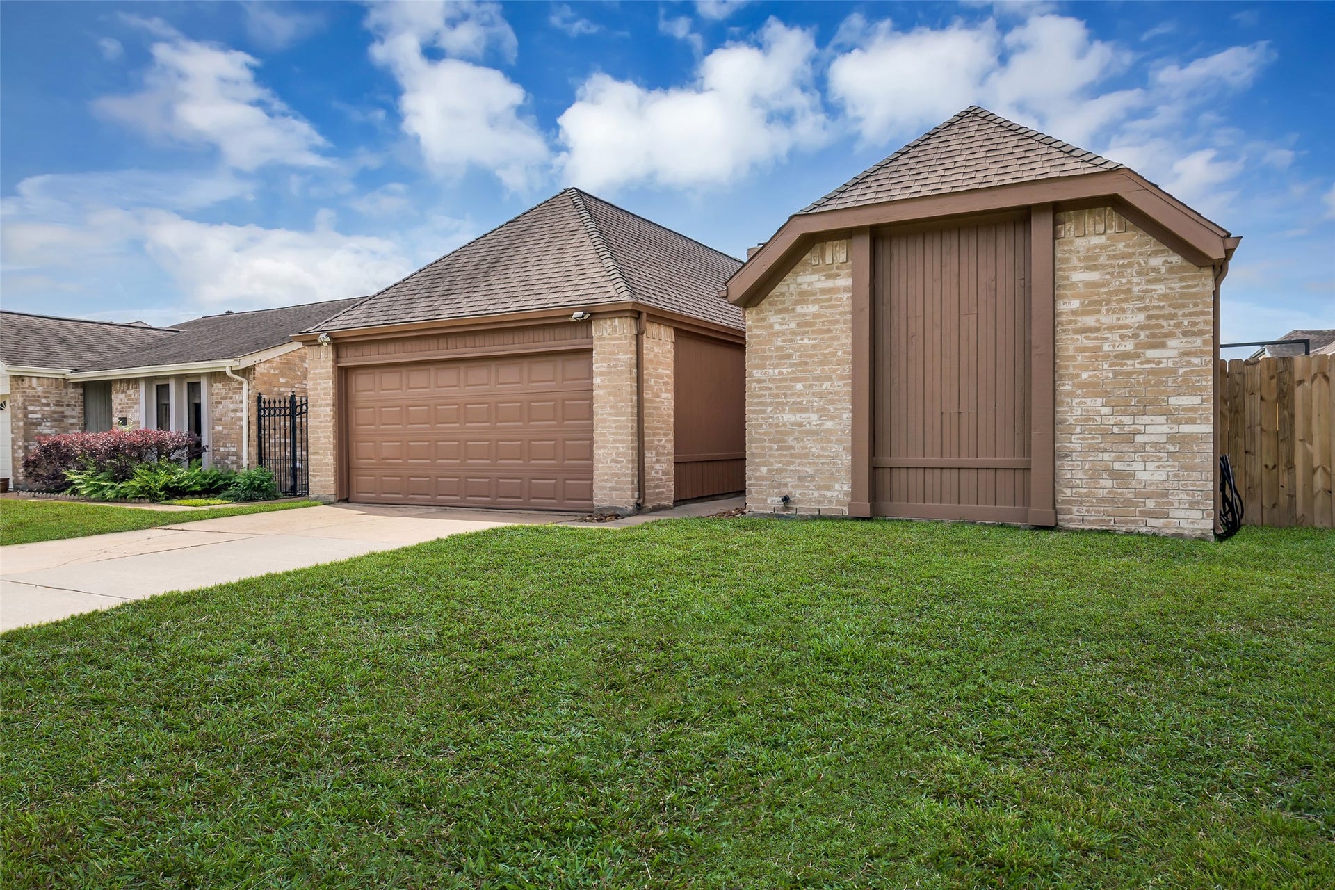 11827 Brook Meadows Lane, Meadows Place, TX 77477 Added privacy with no windows on the front