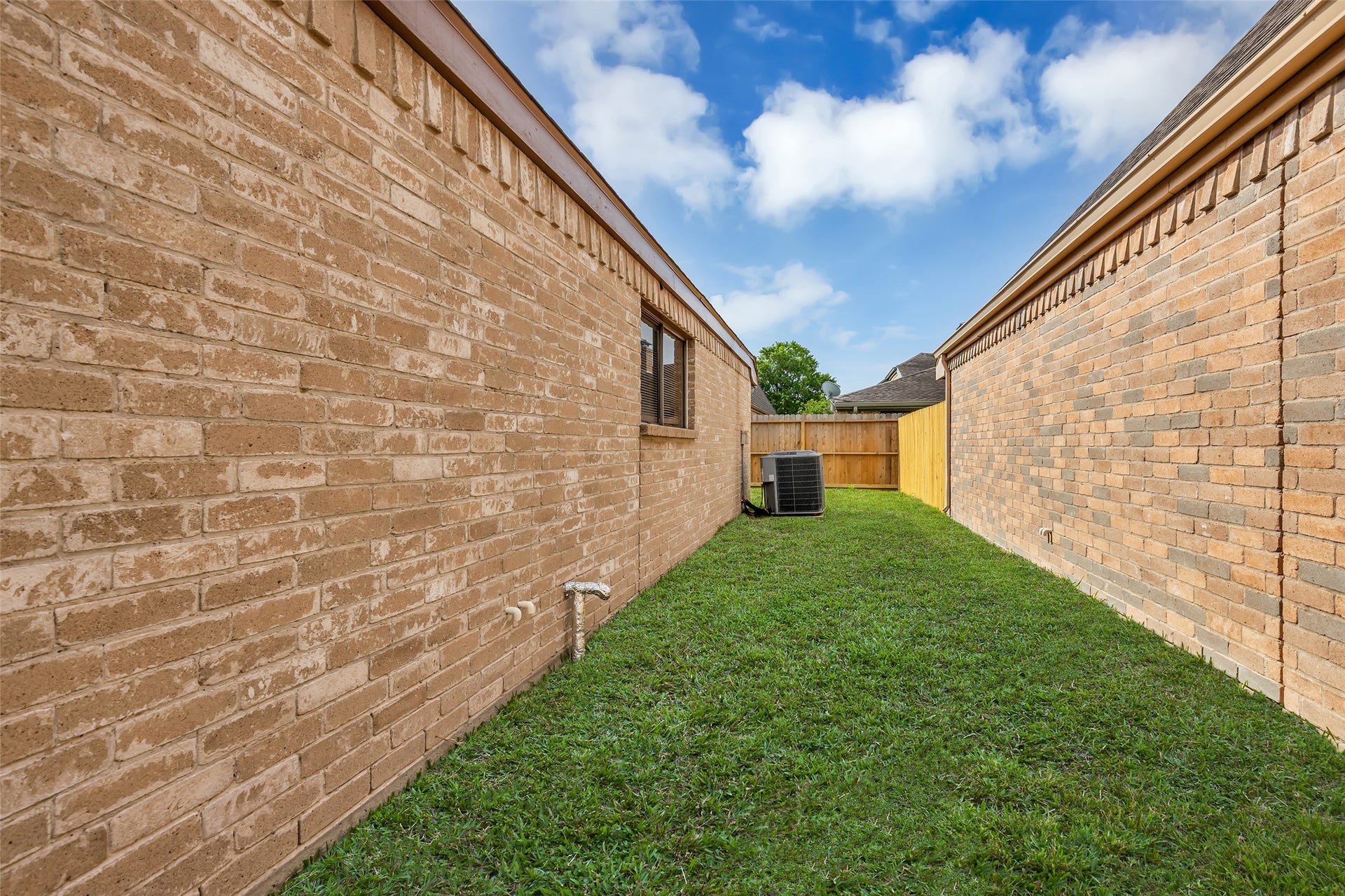 11827 Brook Meadows Lane, Meadows Place, TX 77477 Side yard leading from bedroom