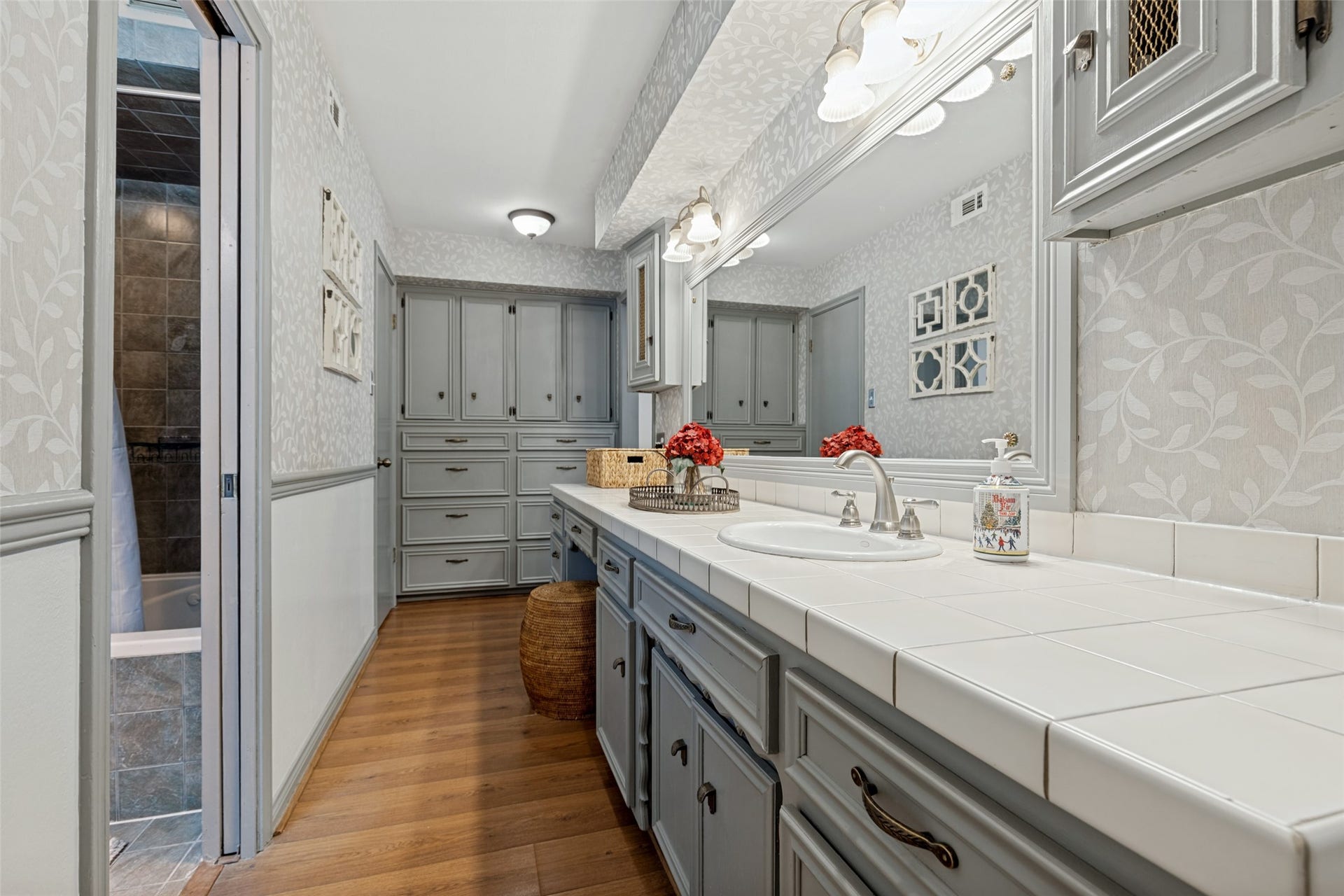 807 Longview Drive, Sugar Land, TX 77478 807 Longview Drive, Sugar Land, TX 77478