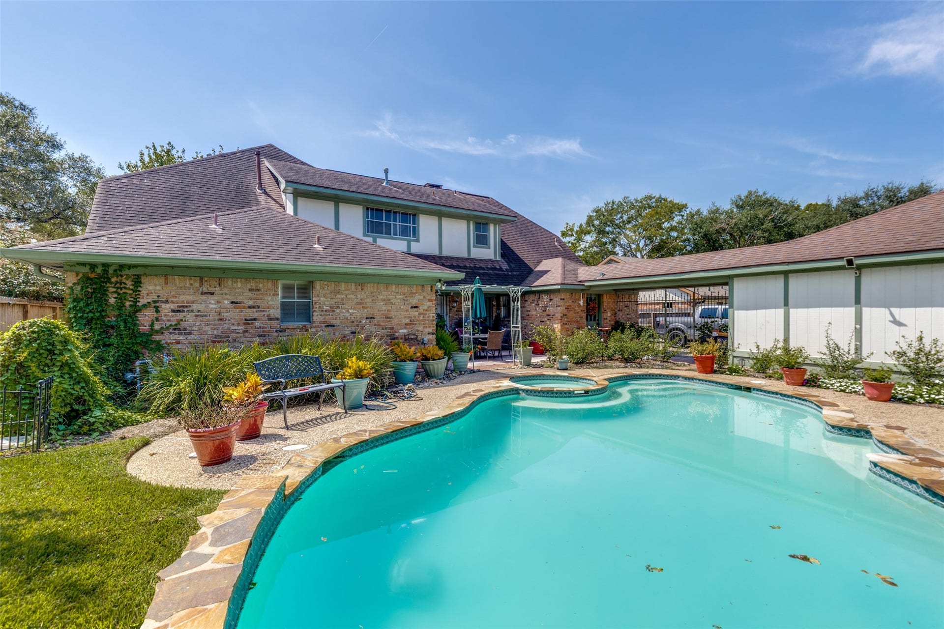 807 Longview Drive, Sugar Land, TX 77478 807 Longview Drive, Sugar Land, TX 77478