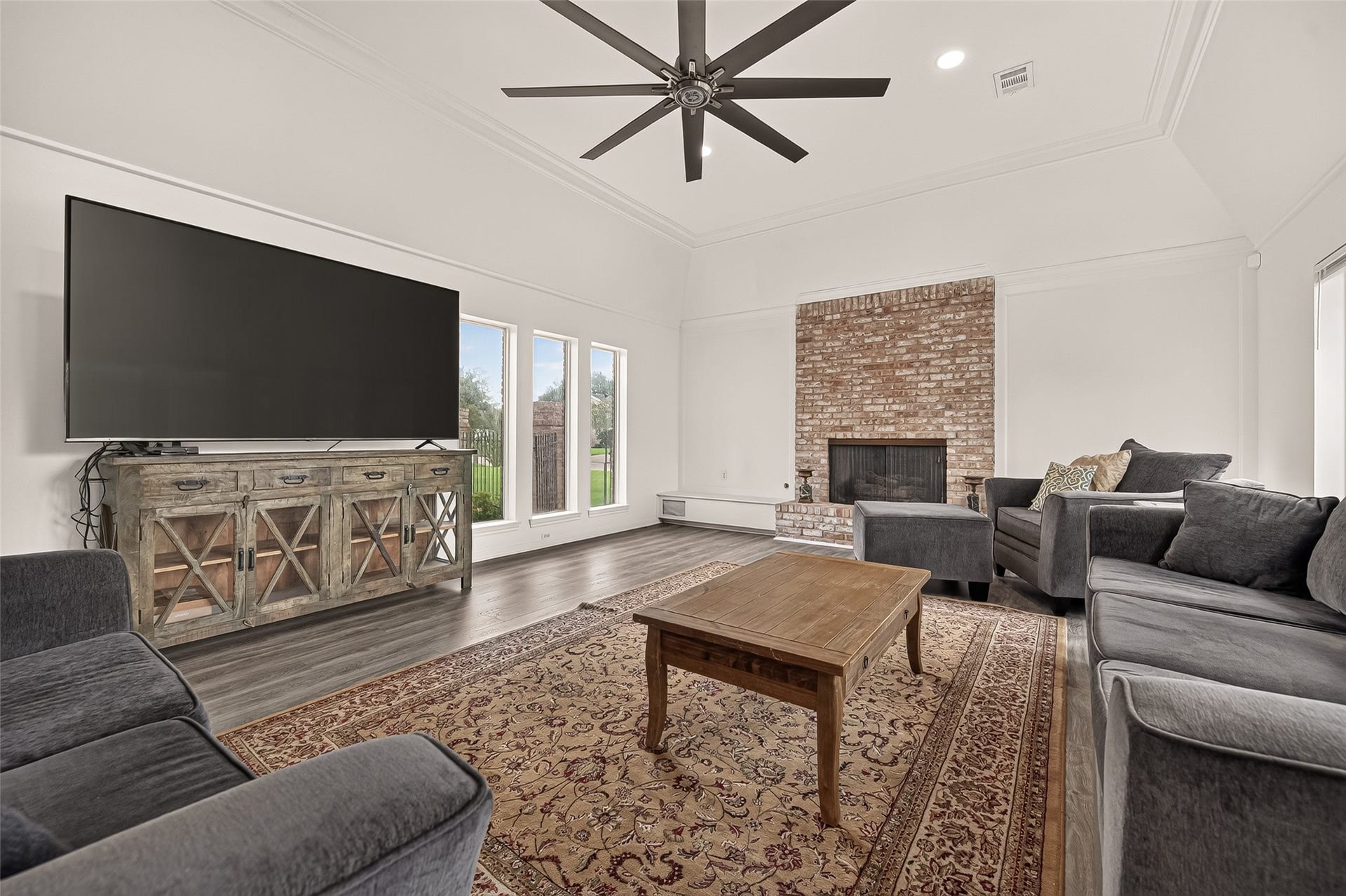 2230 S Fountain Valley Drive, Missouri City, TX 77459 Welcoming natural light though the custom windows