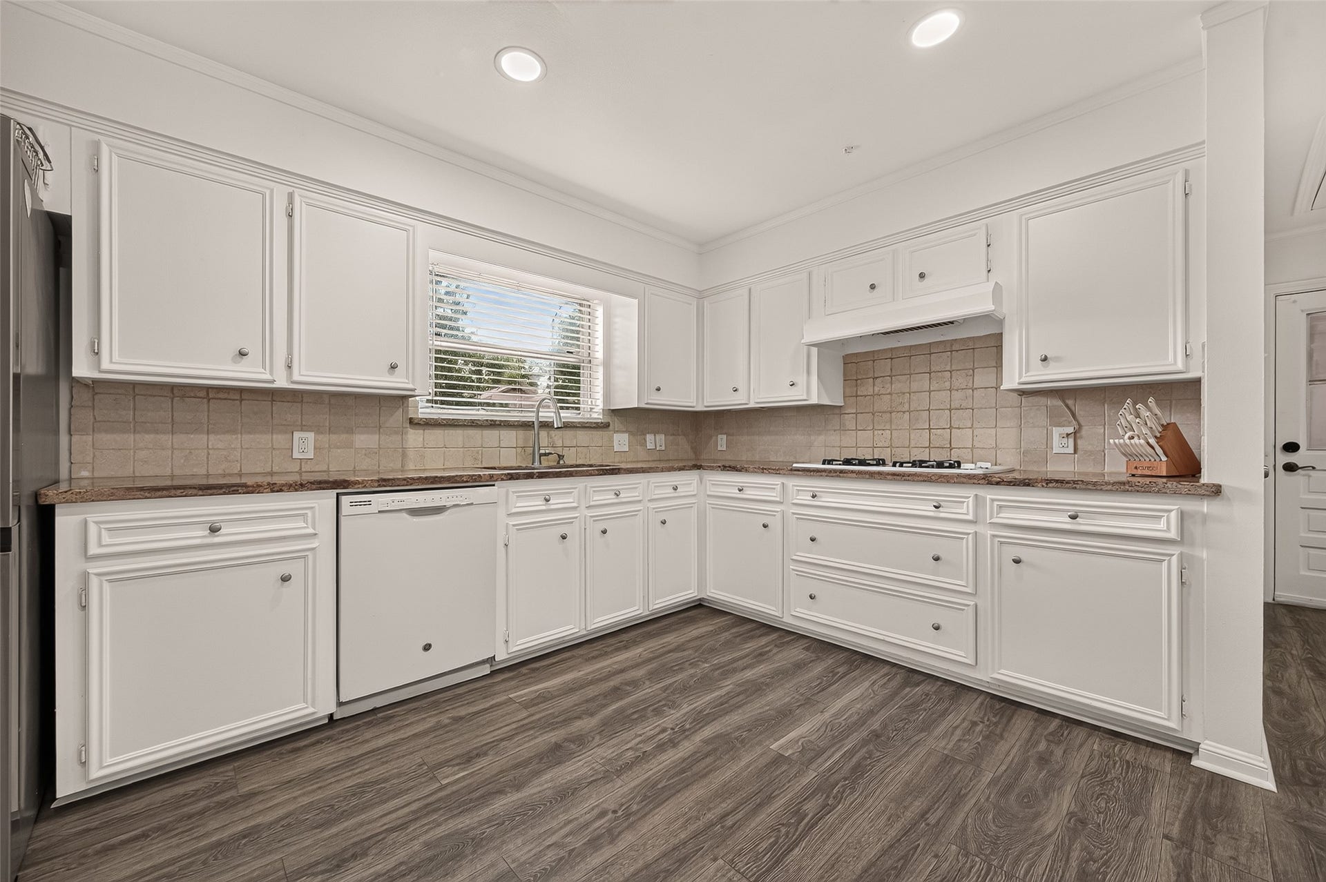 2230 S Fountain Valley Drive, Missouri City, TX 77459 Natural light with a window above the sink.
