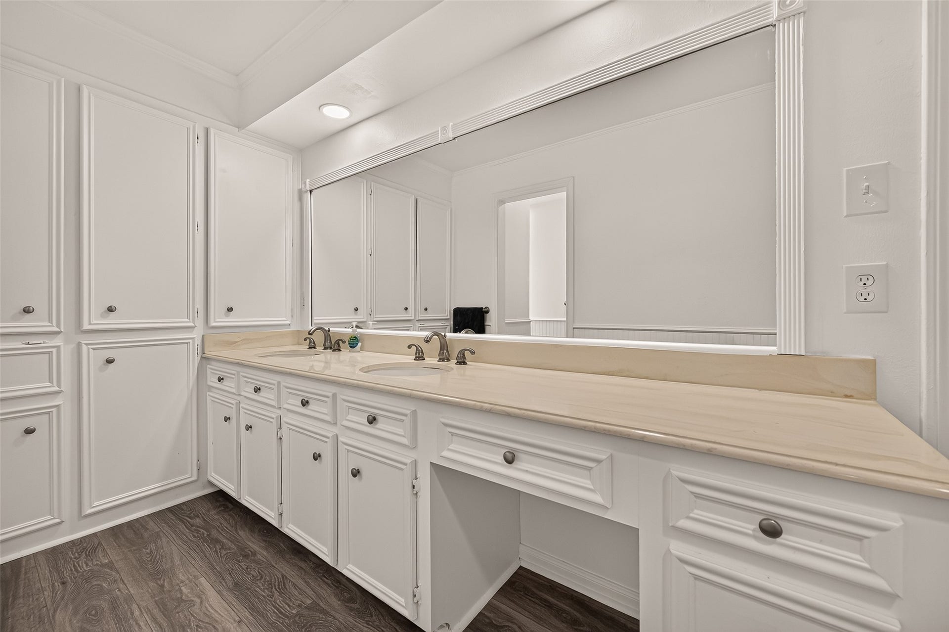 2230 S Fountain Valley Drive, Missouri City, TX 77459 Primary bathroom with dual sinks and counter space