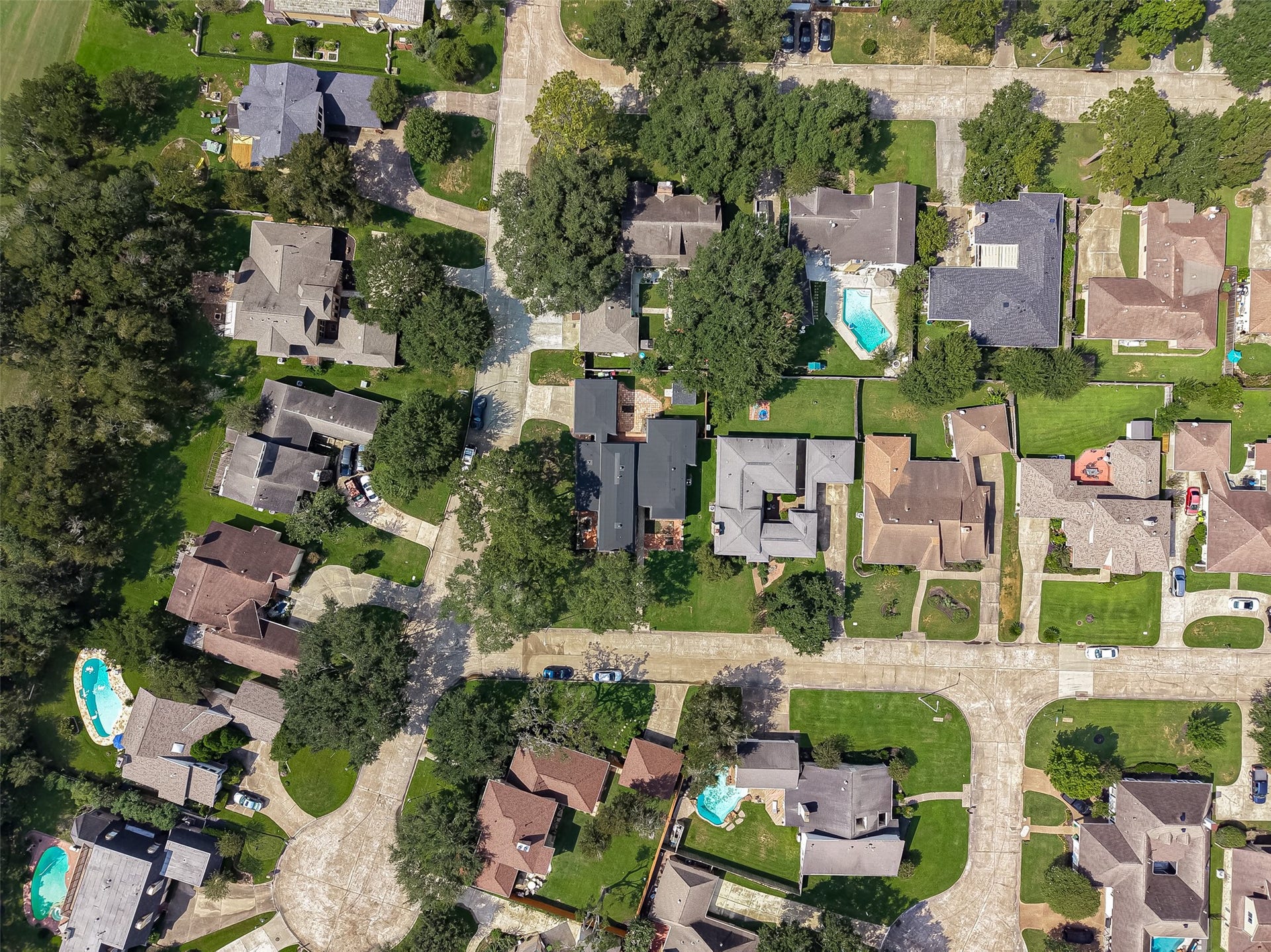 2230 S Fountain Valley Drive, Missouri City, TX 77459 Situated in a quiet, low-traffic area