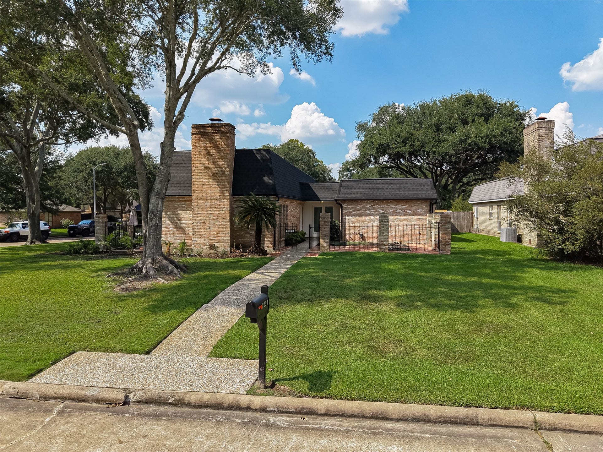 2230 S Fountain Valley Drive, Missouri City, TX 77459 Main entrance to this corner lot home, with over 10,000+ sqft