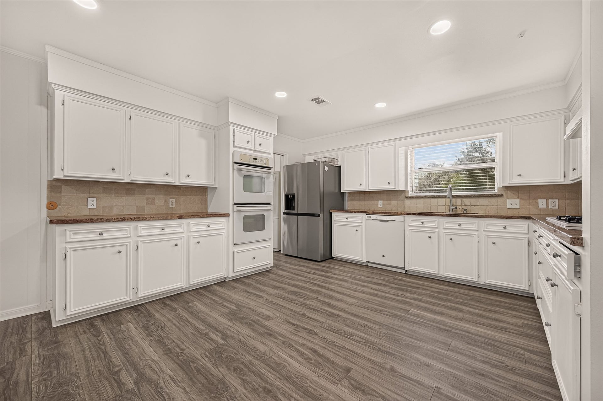 2230 S Fountain Valley Drive, Missouri City, TX 77459 Double-oven and gas cooktop