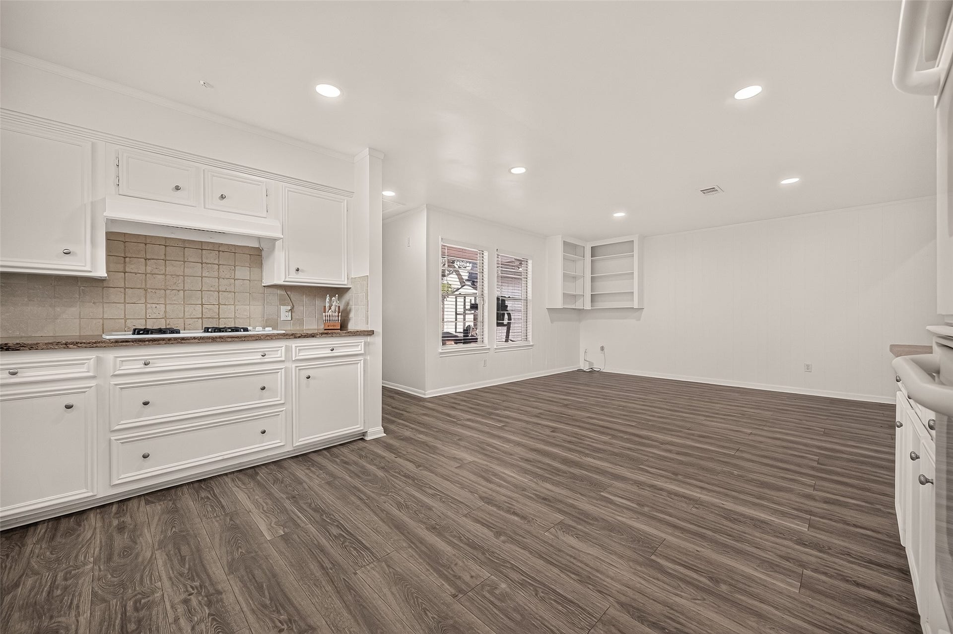 2230 S Fountain Valley Drive, Missouri City, TX 77459 Eat-in area complemented with natural light and limitless options