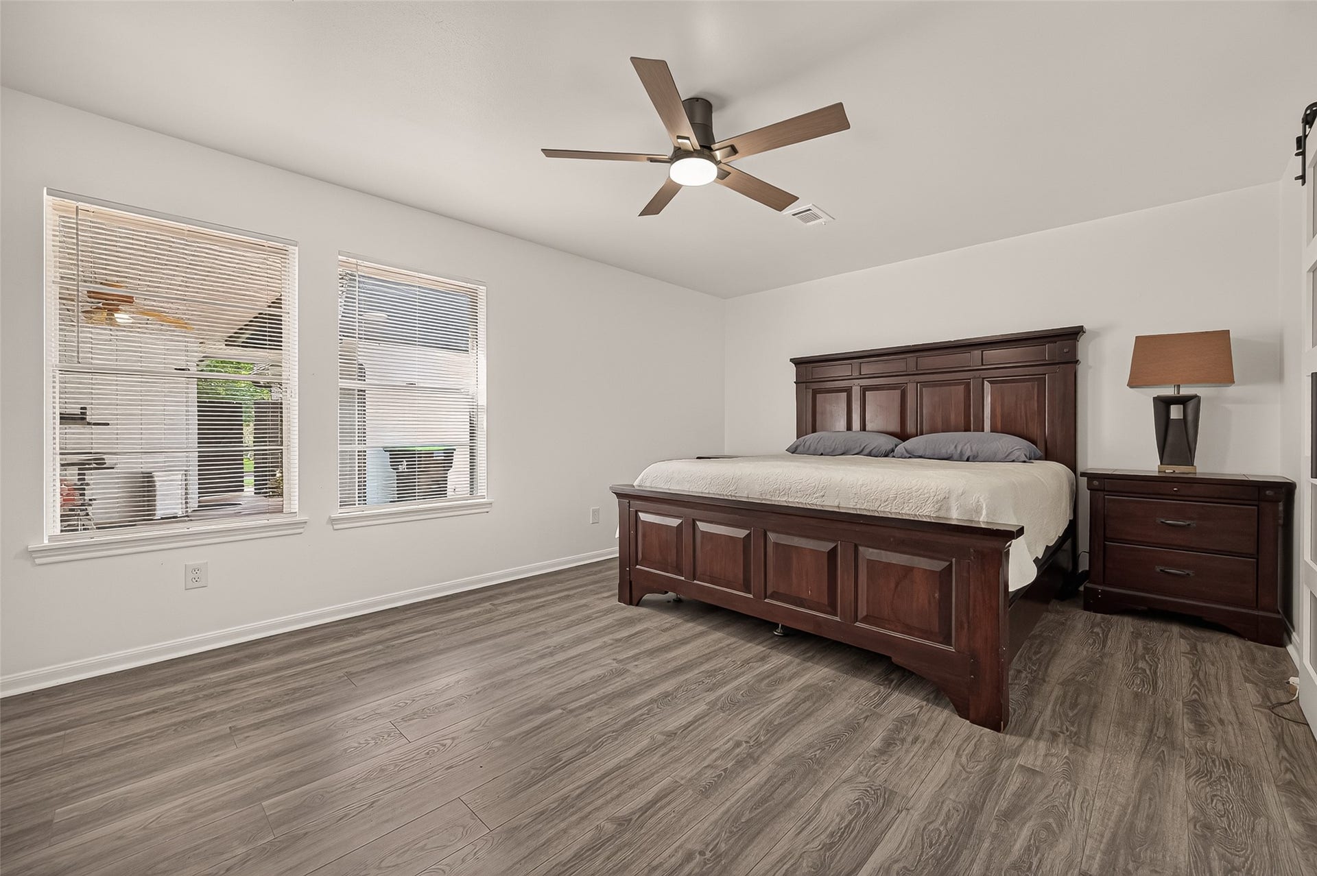 2230 S Fountain Valley Drive, Missouri City, TX 77459 Oversized private primary bedroom with complementing natural light