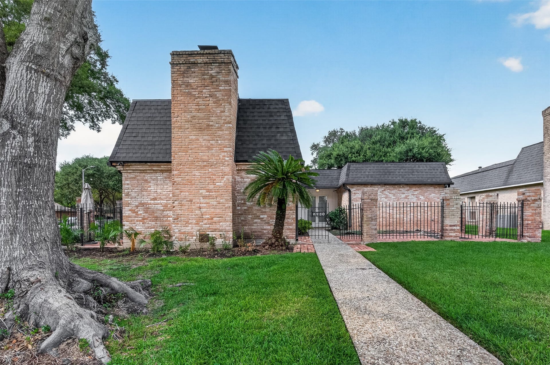 2230 S Fountain Valley Drive, Missouri City, TX 77459 2230 S Fountain Valley Drive is nestled in Qual Valley HOA. Three bedroom, two and a half bathroom, 2,450+ interior sqft