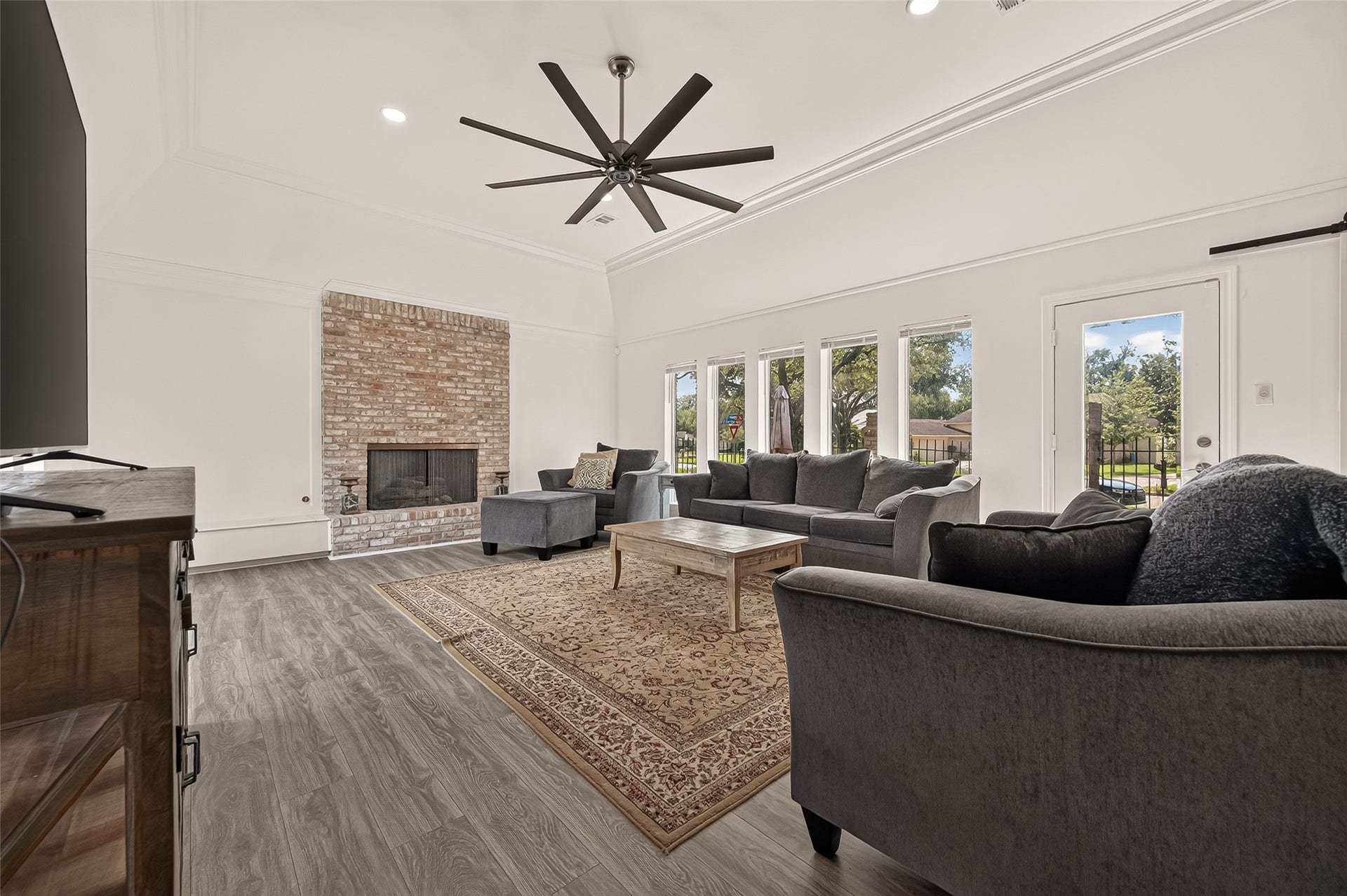 2230 S Fountain Valley Drive, Missouri City, TX 77459 Spacious living room, updated flooring, freshly painted throughout and wood-burning fireplace
