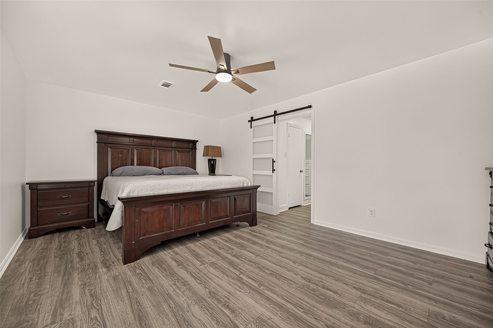 2230 S Fountain Valley Drive, Missouri City, TX 77459 En-suite off the primary bathroom with continued newer flooring