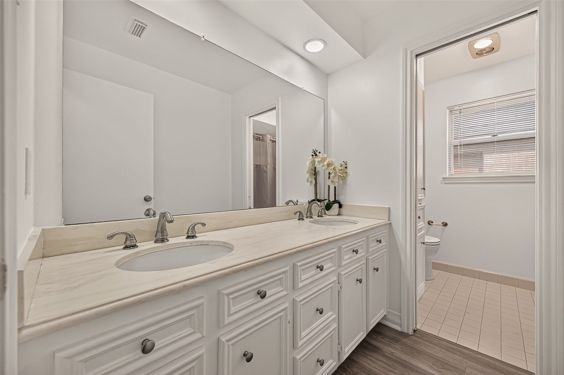 2230 S Fountain Valley Drive, Missouri City, TX 77459 Second bathroom with individual sinks and privacy shower option