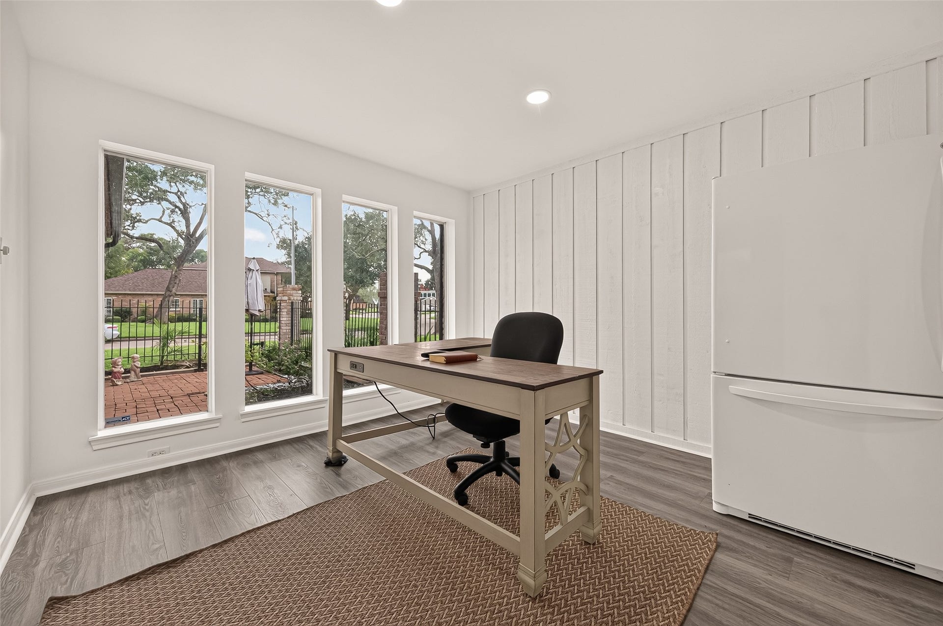 2230 S Fountain Valley Drive, Missouri City, TX 77459 This space has the option to be closed off to the living room.