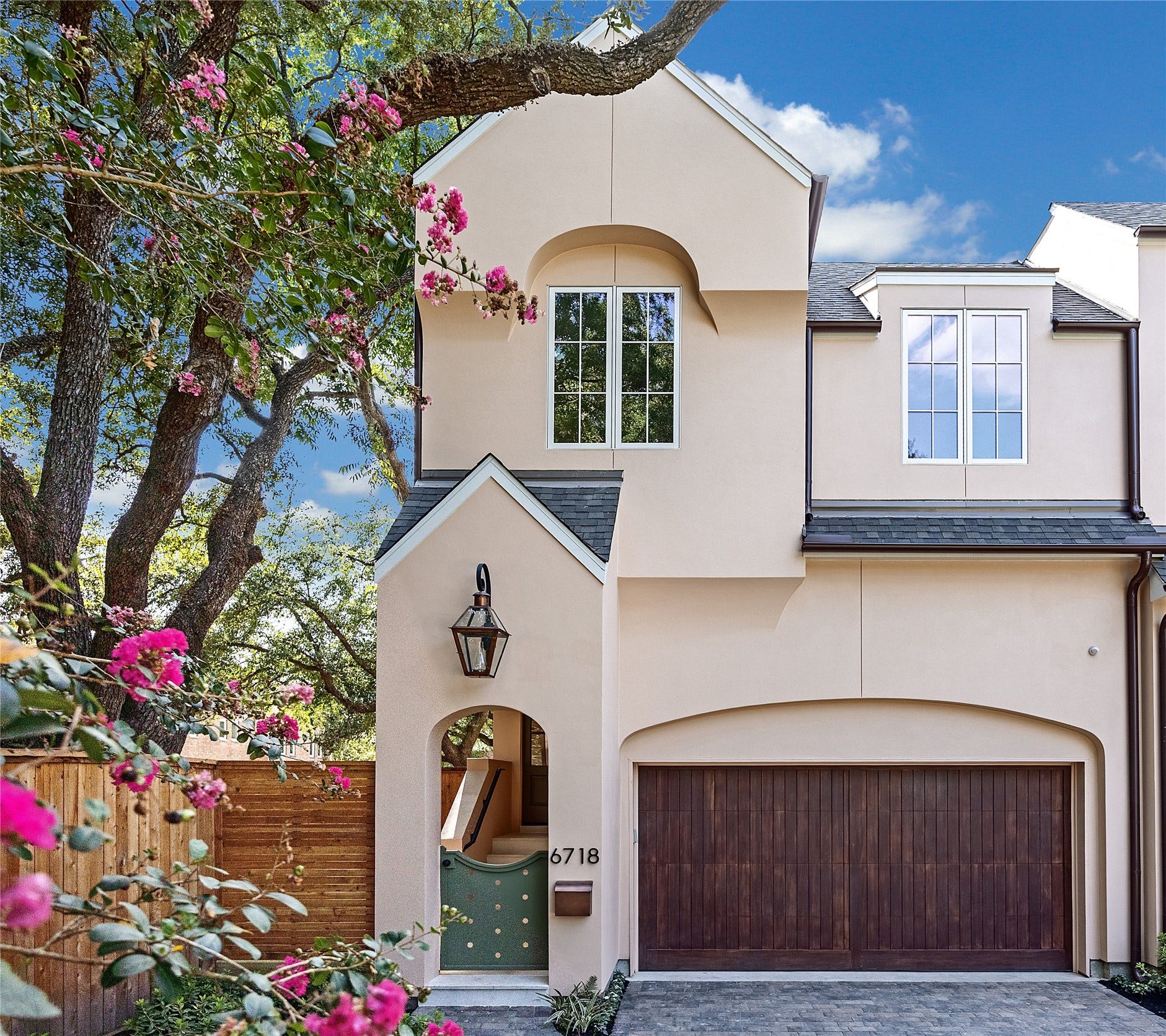 6718 Belmont Street, Houston, TX 77005 6718 Belmont,
Designed by Jennifer Hamelet of Mirador Builders, an exceptional 2026 West University pied--terre, elevator ready, and only 2 stories.