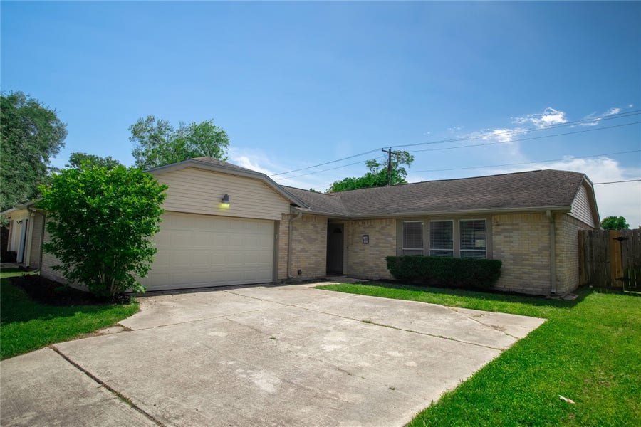 Property photo for 311 Forest Hills Drive, League City, TX