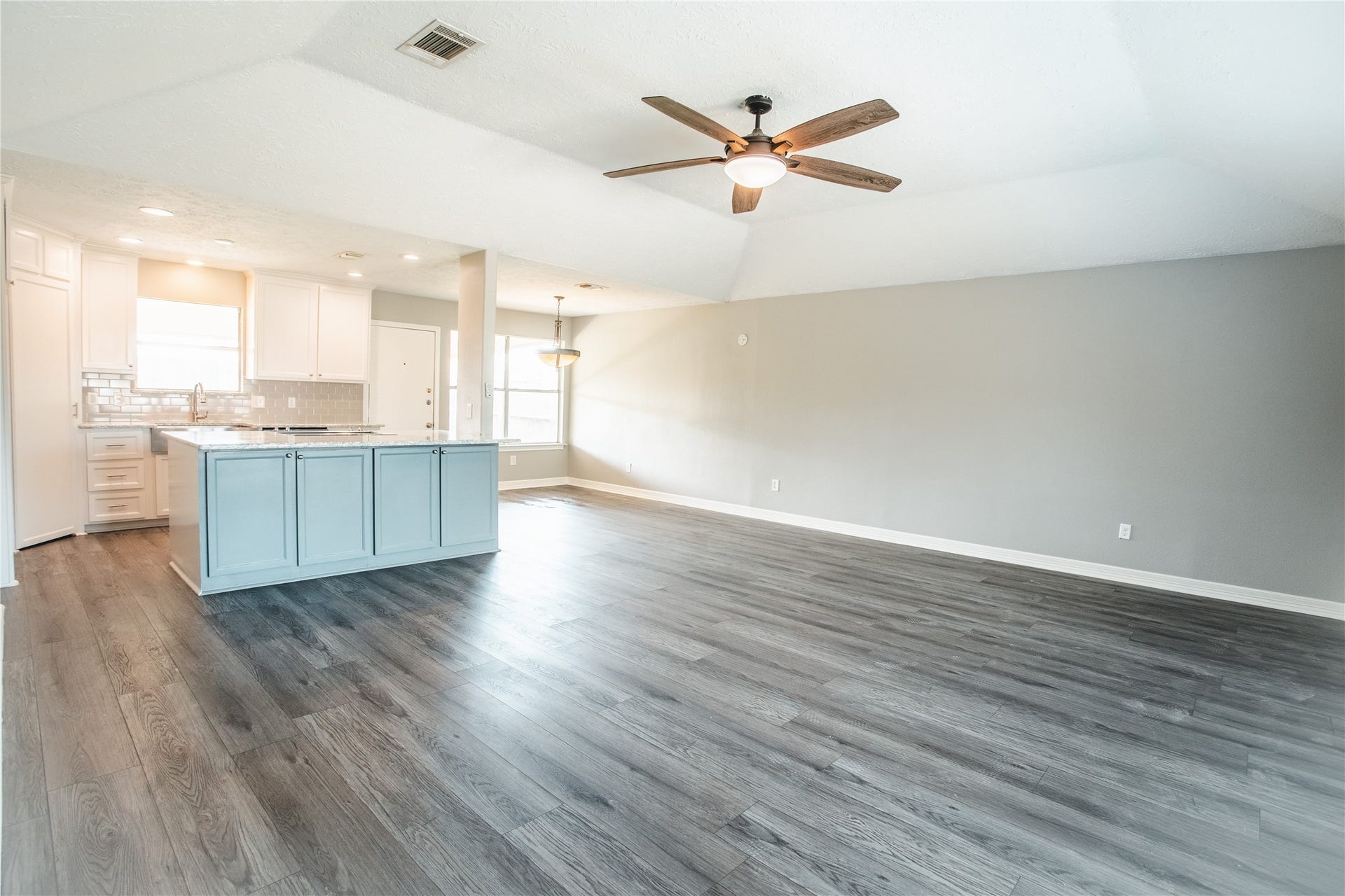 311 Forest Hills Drive, League City, TX 77573 Living Room