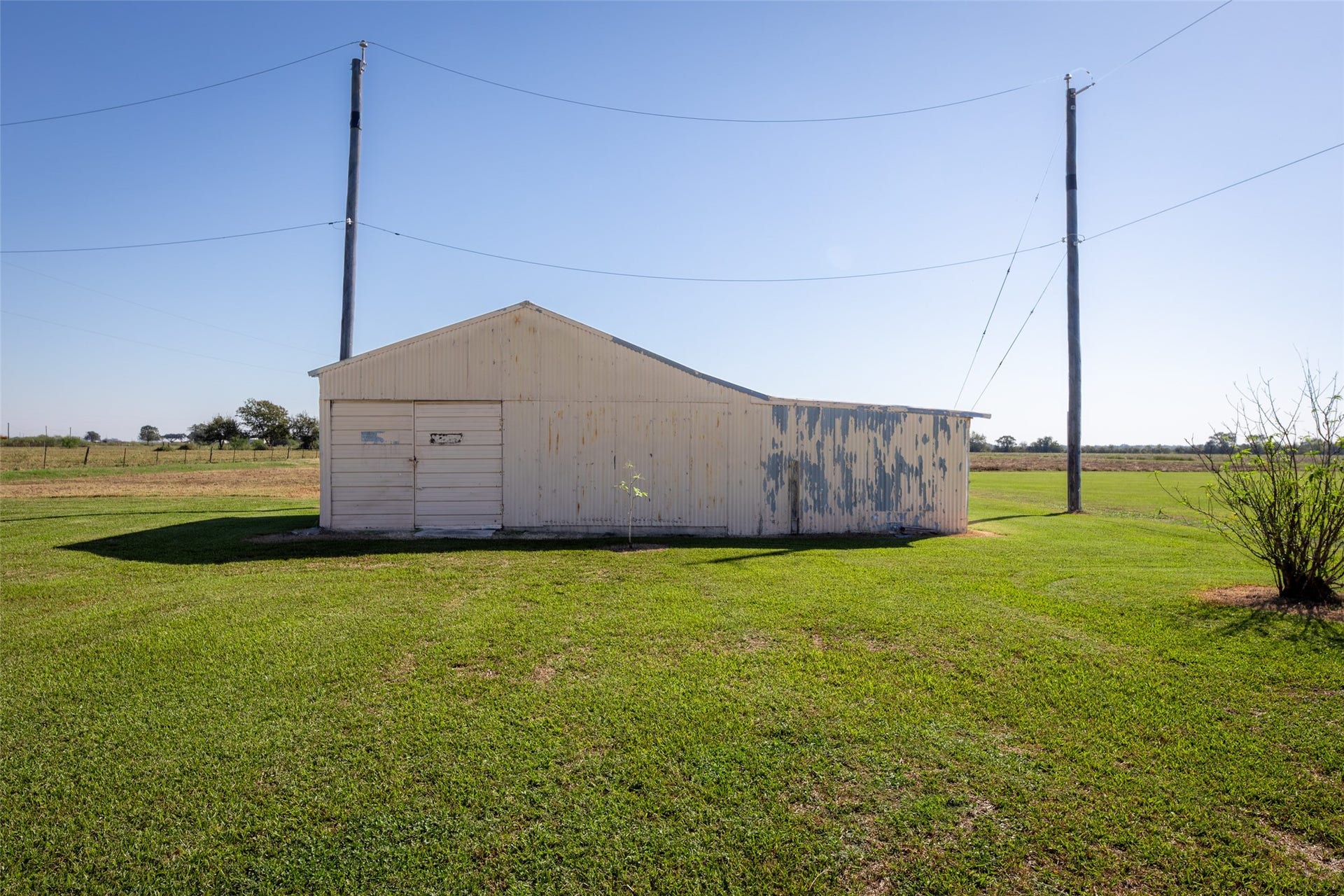 1542 Pilcik Road, Orchard, TX 77435 Front view of barn