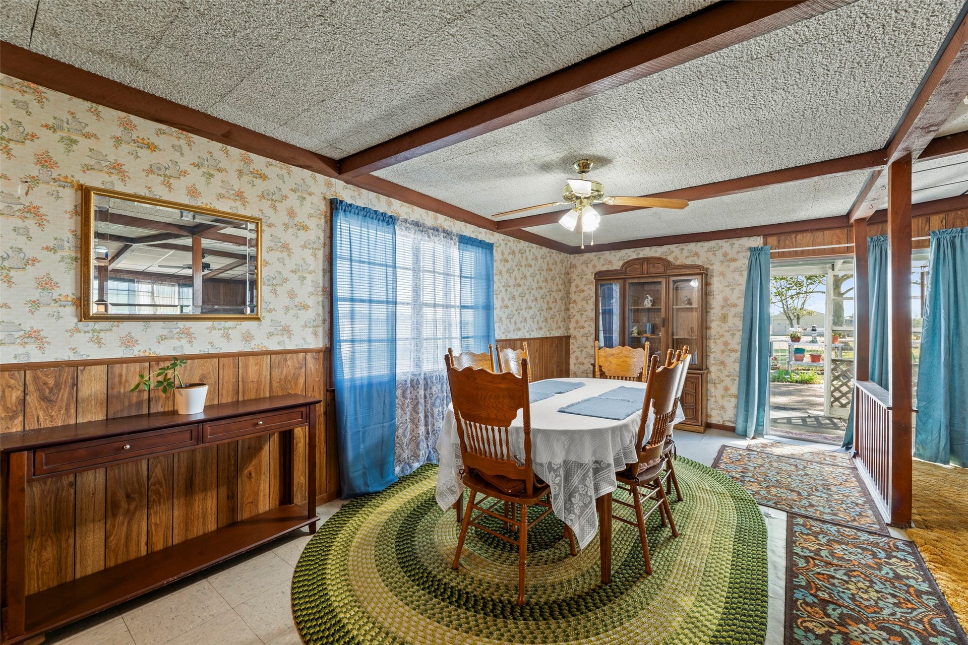 1542 Pilcik Road, Orchard, TX 77435 Dining area