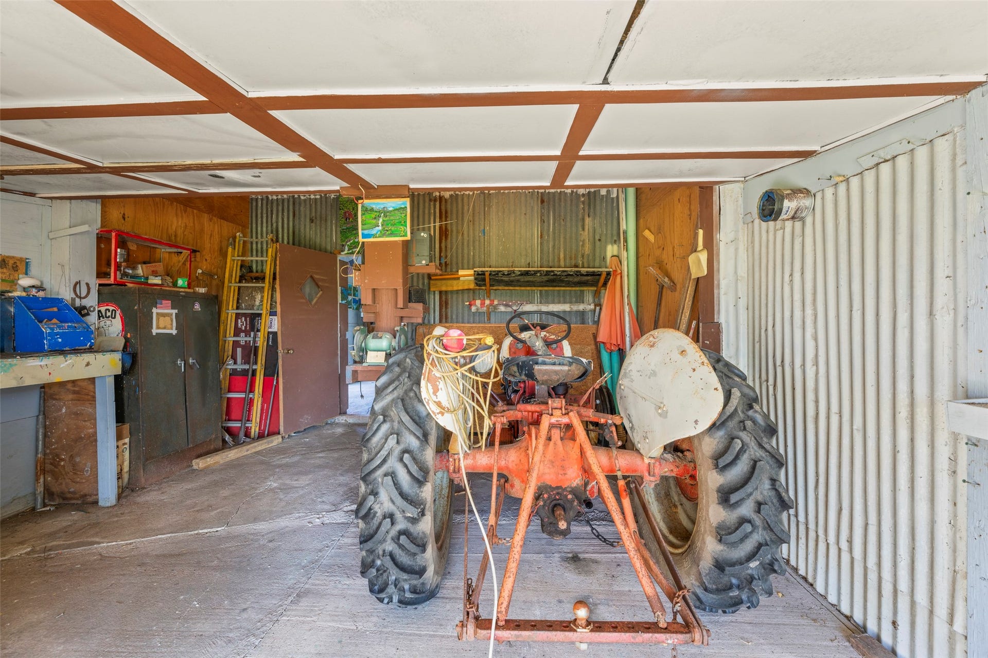 1542 Pilcik Road, Orchard, TX 77435 Inside of barn