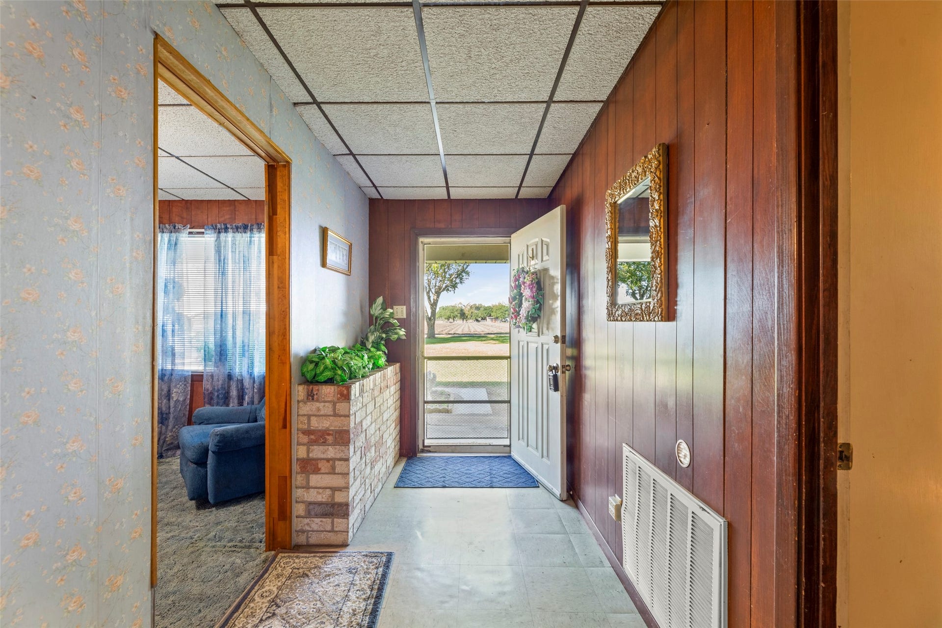 1542 Pilcik Road, Orchard, TX 77435 Front entry foyer