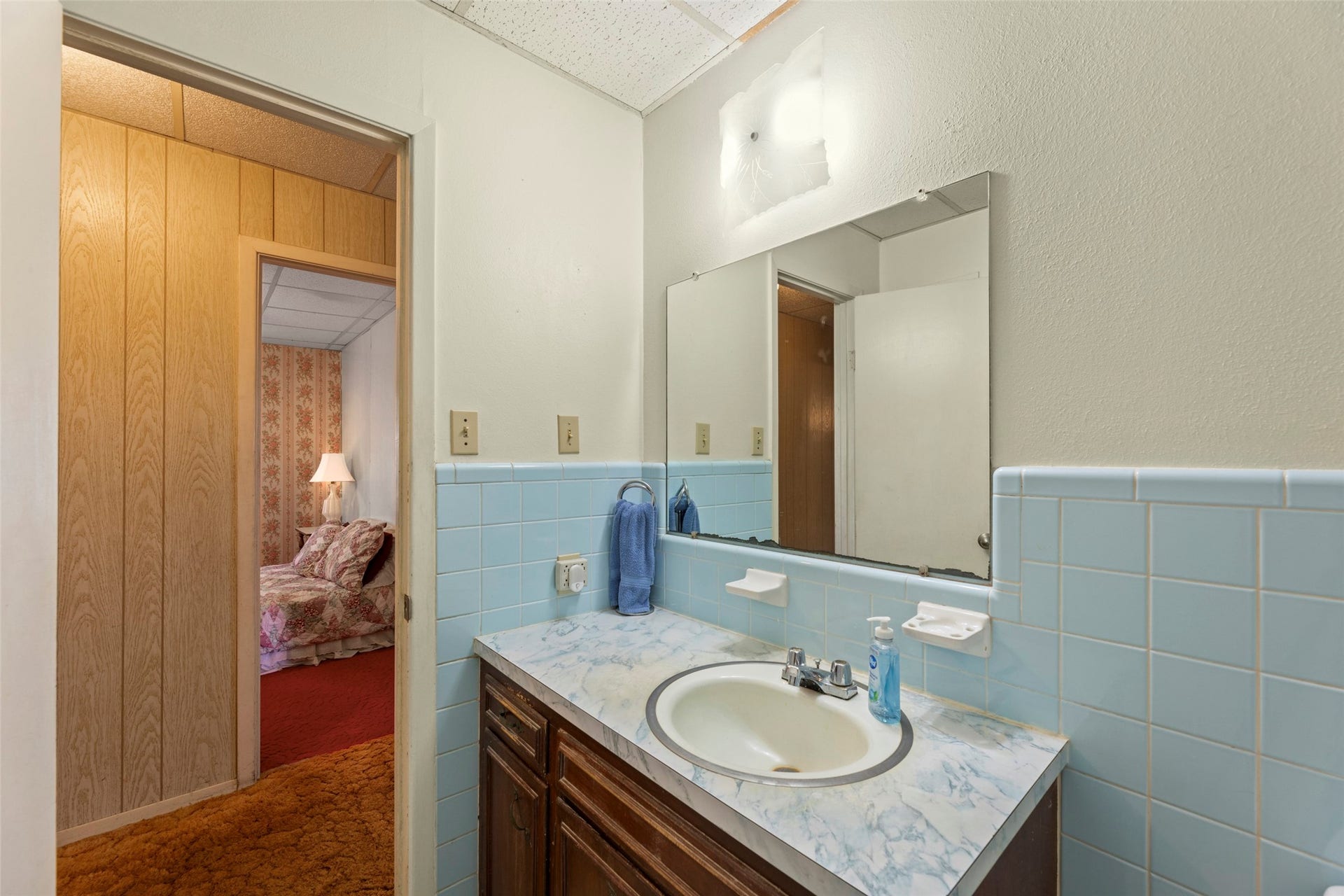 1542 Pilcik Road, Orchard, TX 77435 Guest bathroom