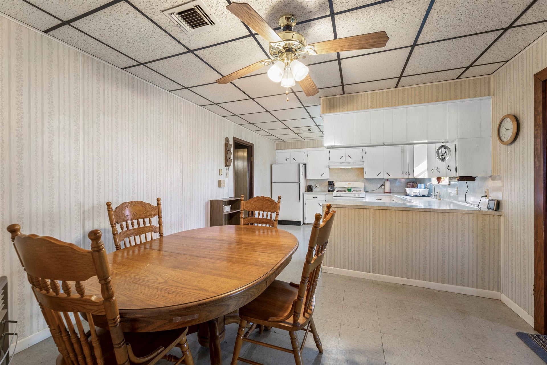 1542 Pilcik Road, Orchard, TX 77435 Breakfast area looking into kitchen