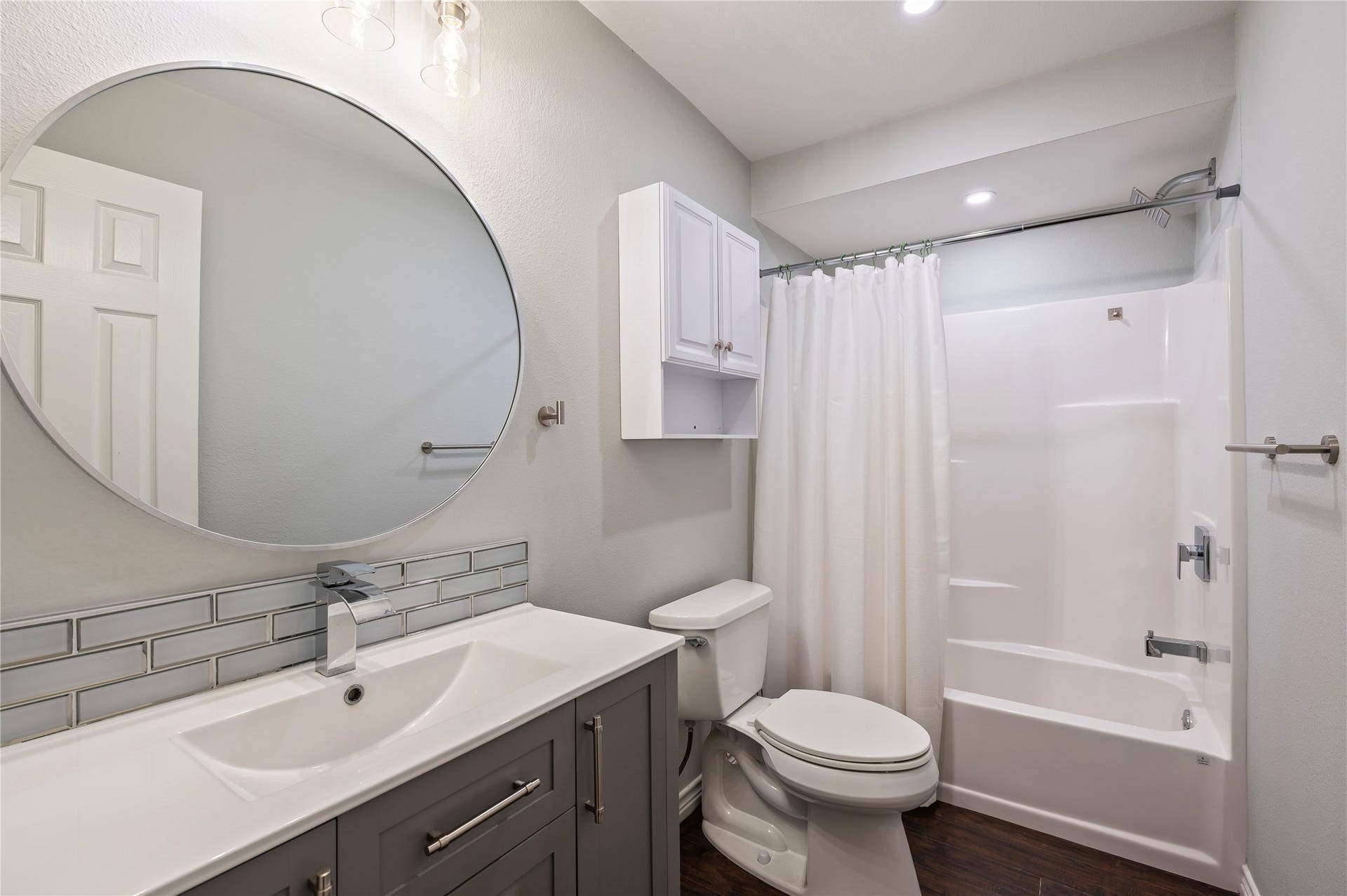 423 Elmo Street, La Marque, TX 77568 secondary bath