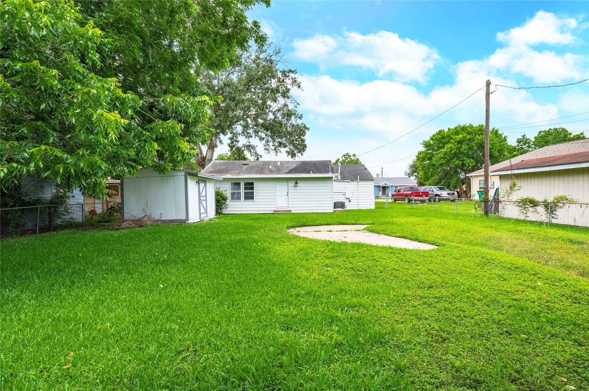 423 Elmo Street, La Marque, TX 77568 backyard view