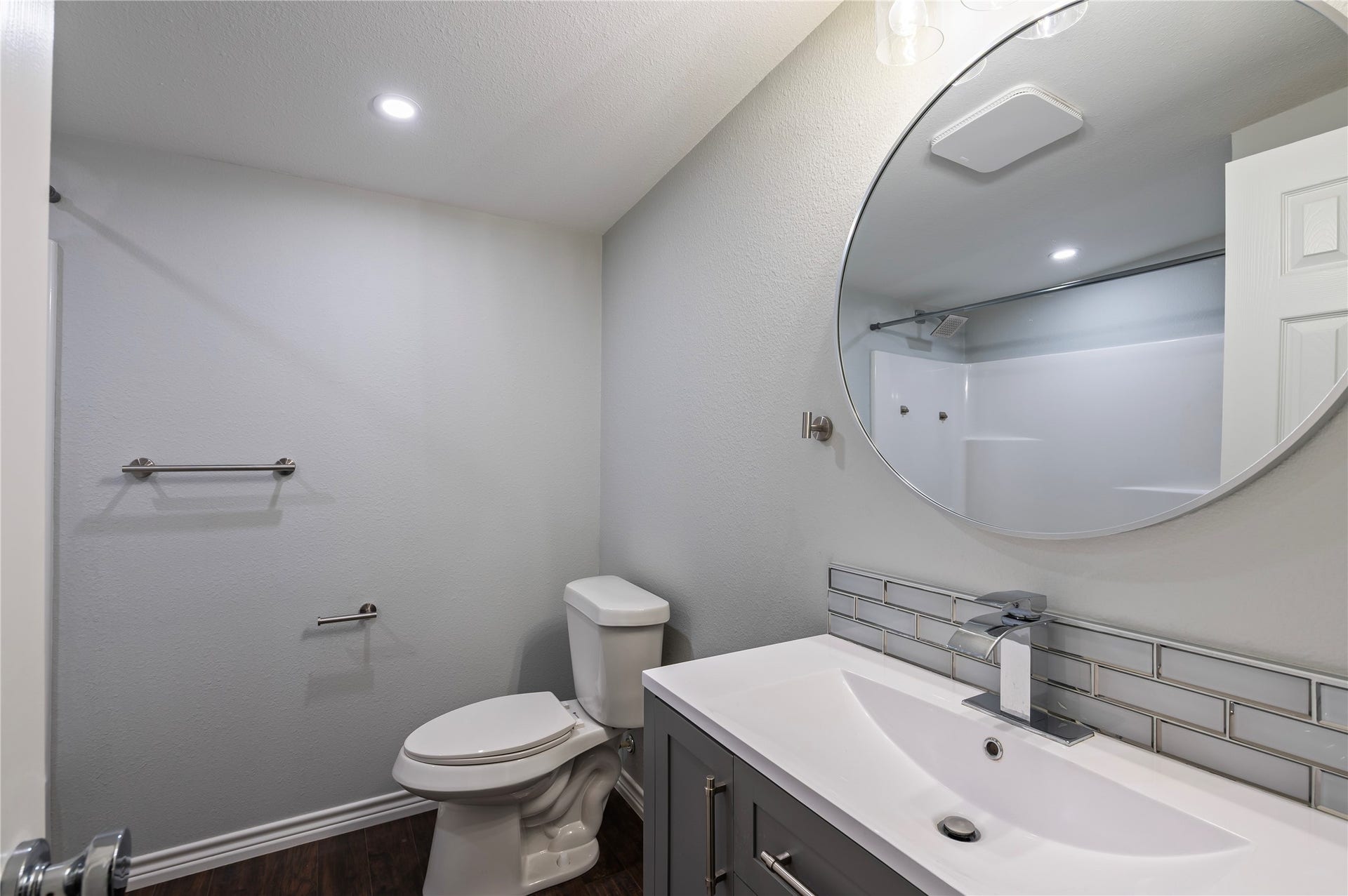 423 Elmo Street, La Marque, TX 77568 primary bath