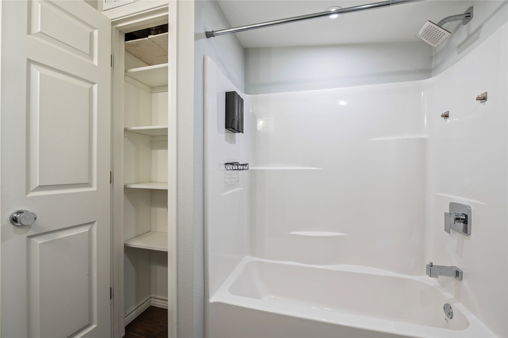 423 Elmo Street, La Marque, TX 77568 primary bath