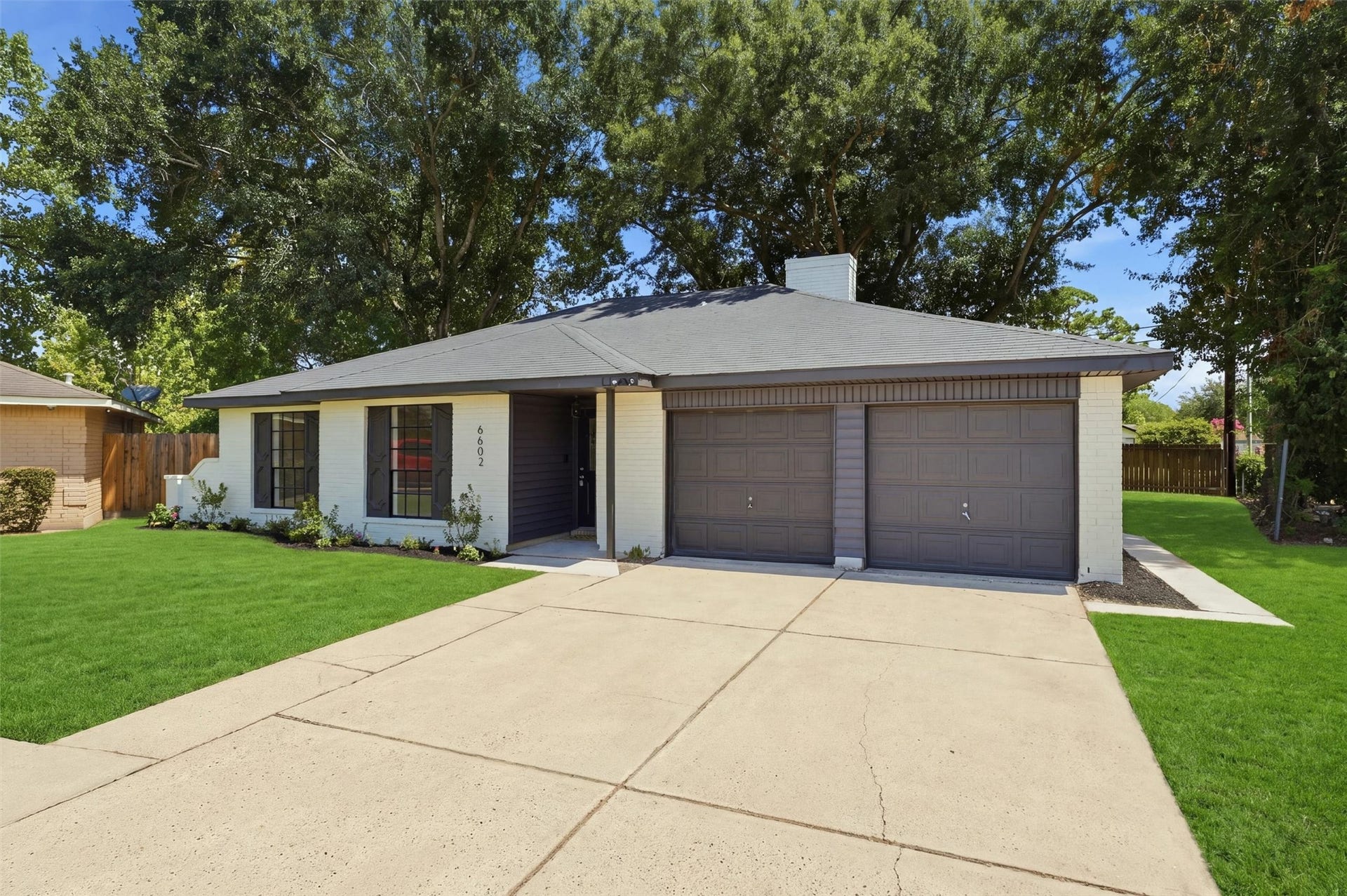 6602 Indian Falls Drive, Houston, TX 77489 Long driveway with extra space