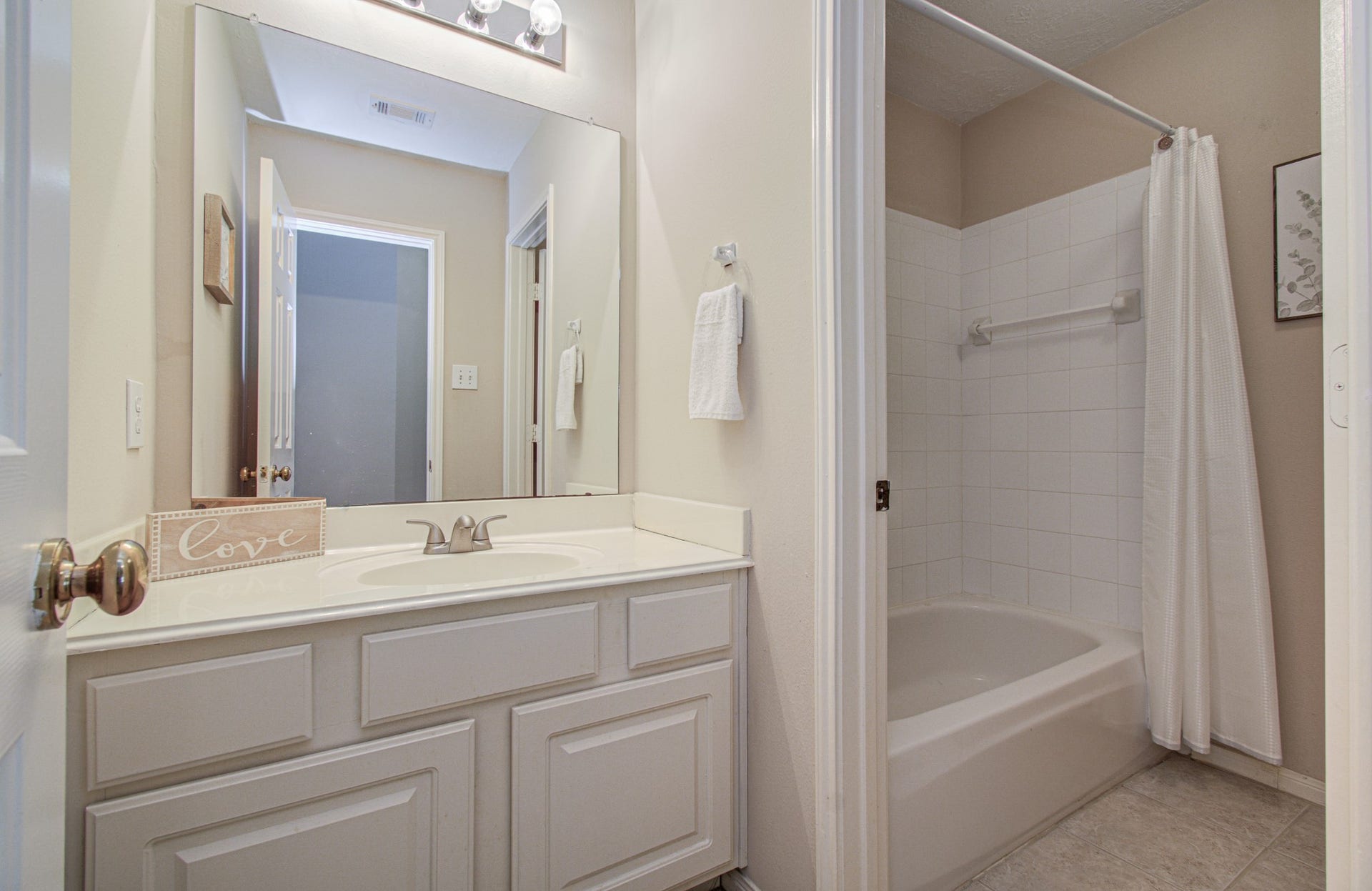 10003 Briarpark Trail Lane, Houston, TX 77064 Convenient upstairs secondary bathroom features a spacious vanity with storage and a tub/shower combination.