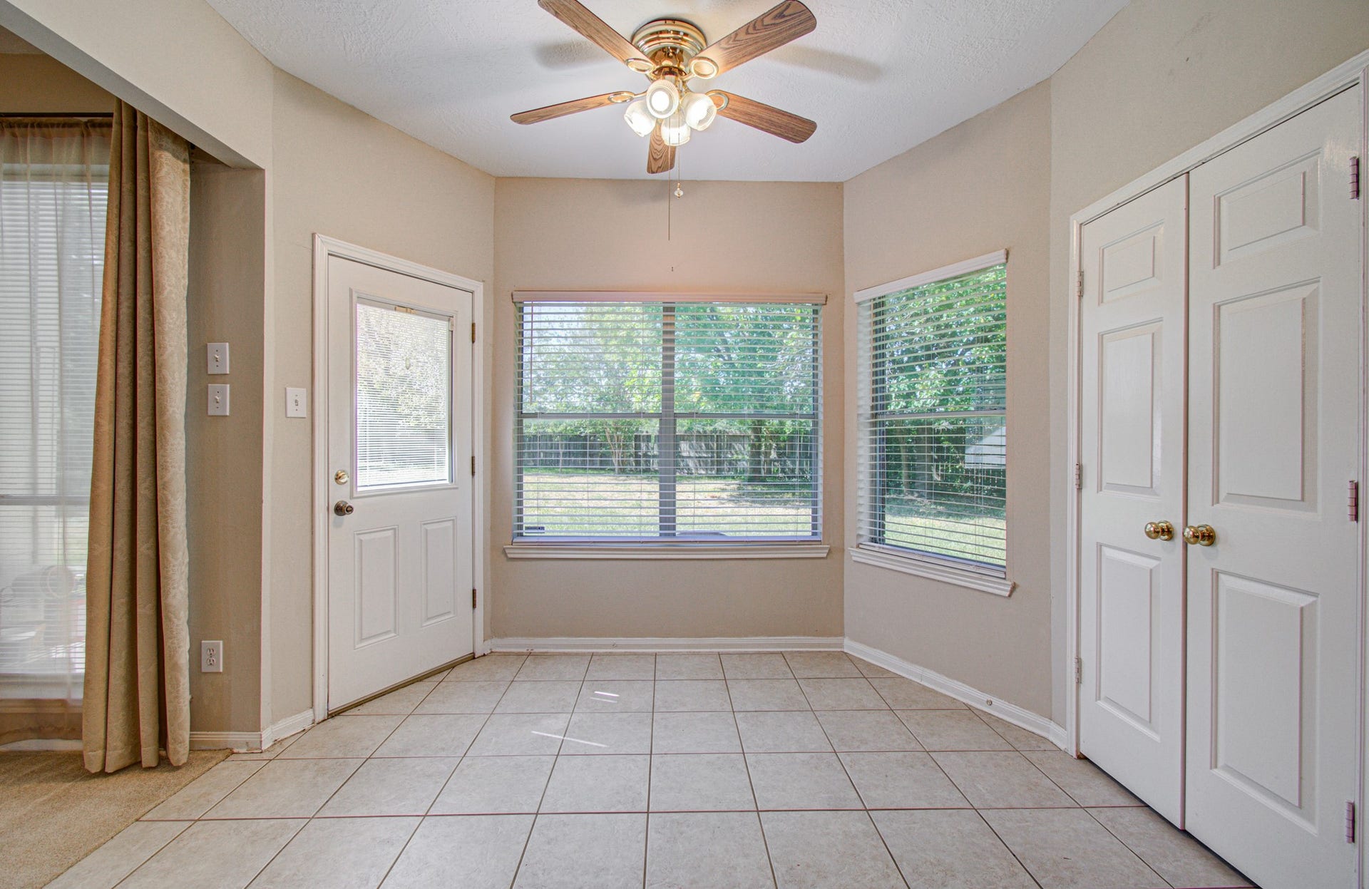 10003 Briarpark Trail Lane, Houston, TX 77064 1. Start your day with a view! Bright breakfast area offers space for everyday meals while enjoying views of the expansive backyard.